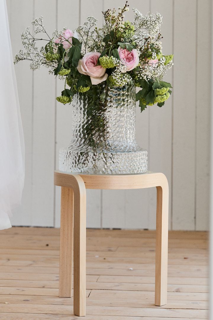 Ge bort Kolonn vas från Skrufs Glasbruk i bröllopspresent till brudparet, en klassiker i munblåst glas.