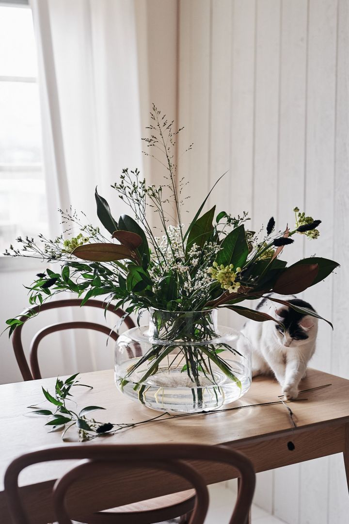 Rund vas för snittblommor från Marimekko st�år på bordet med blommor från Blombruket. 
