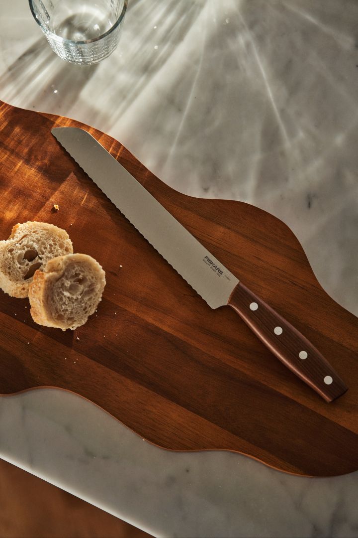 Norden brödkniv från Fiskars är perfekt att ge bort som flytta hemifrån present tillsammans med en fin skärbräda och hembakat bröd.