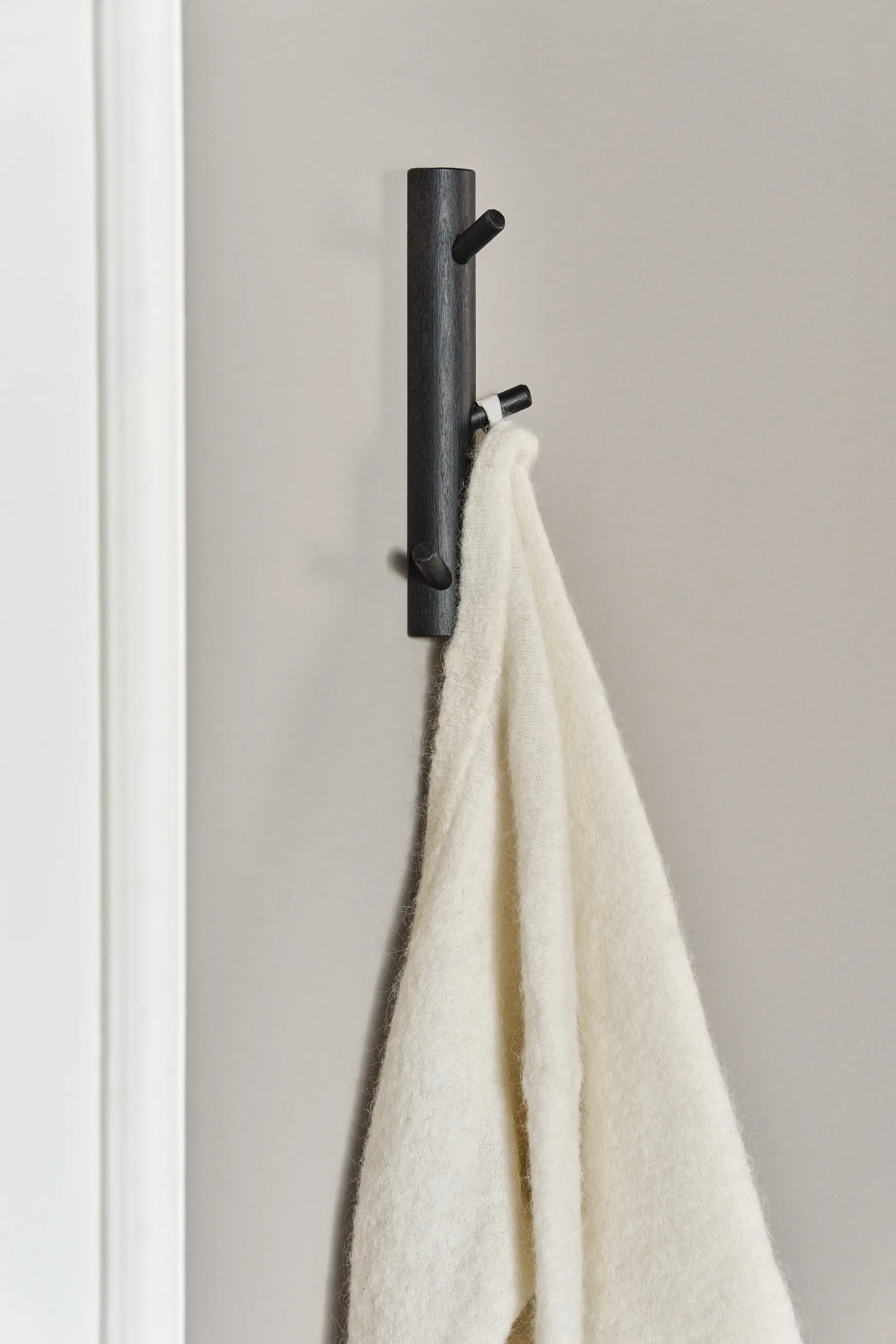 Allsarp vertikal knopplist 3 krokar, Svartmålad björk 1898