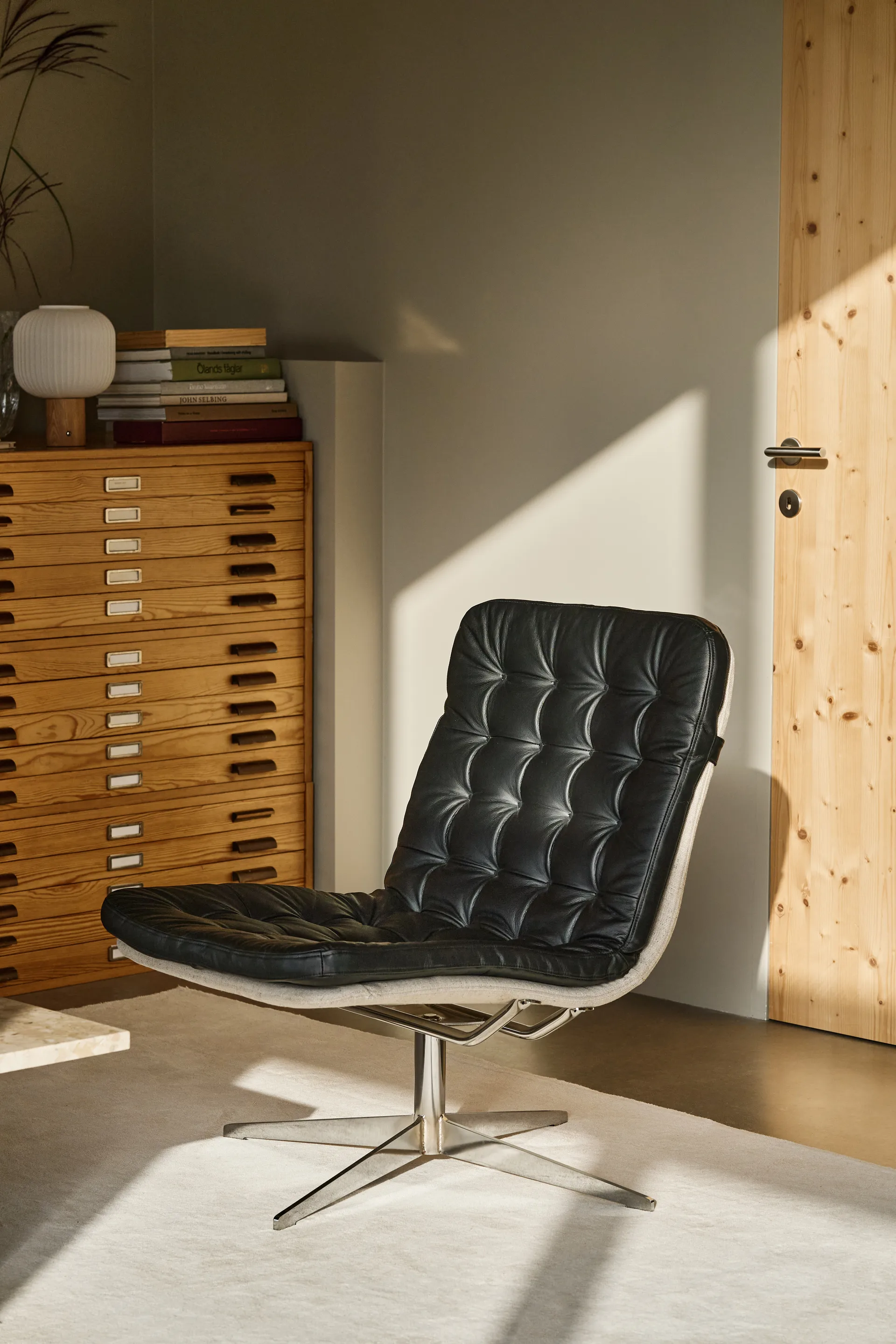 Loholm fåtölj med snurrfunktion, Svart läder-Bern Beige 0341 1898