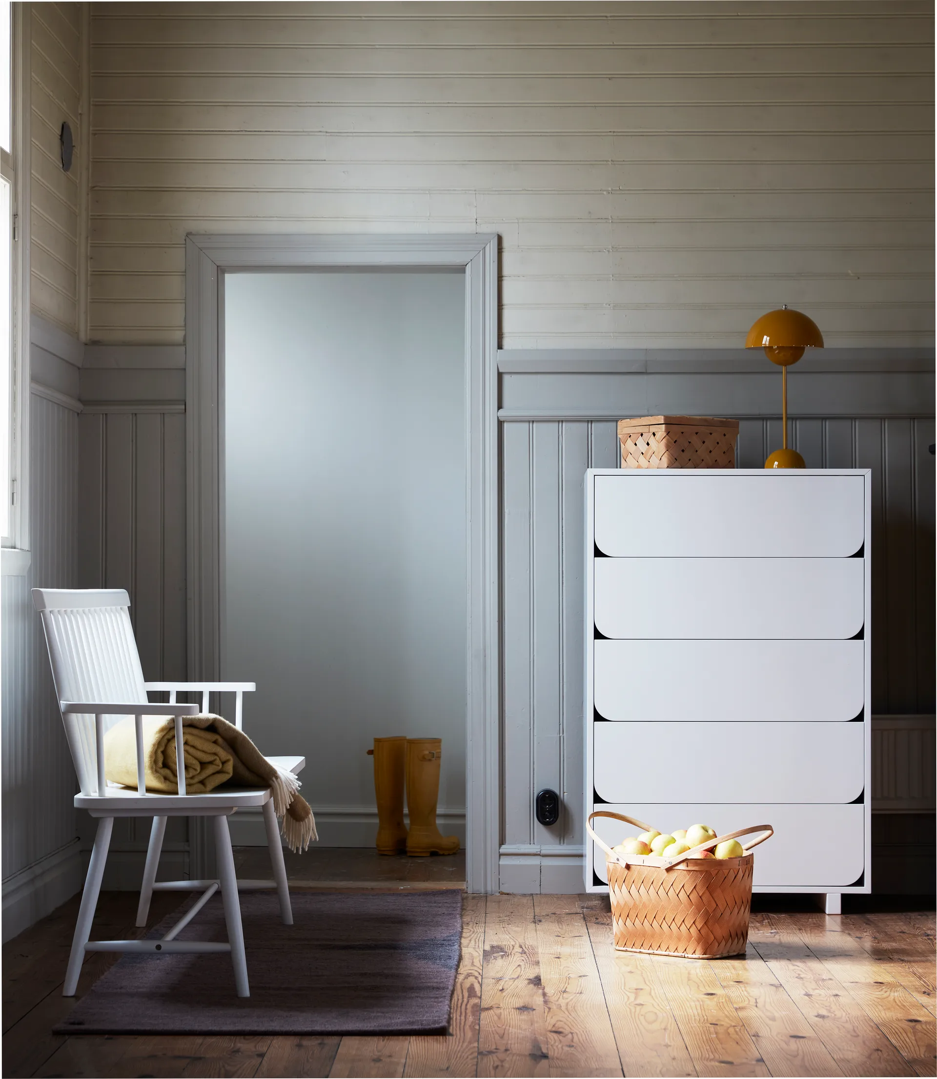 Vidja hög byrå, vit lack, 5 lådor 1898