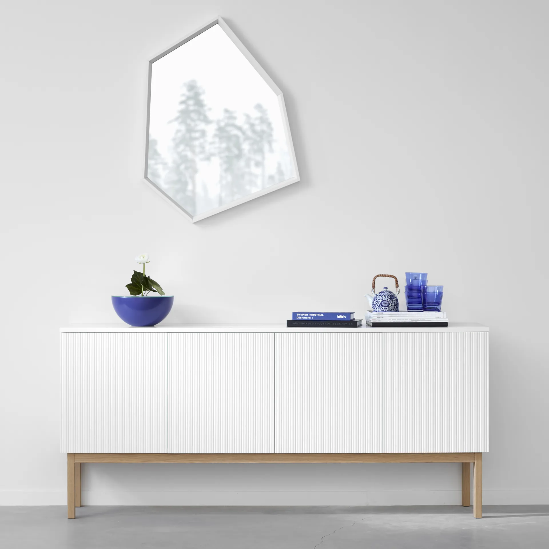 Beam sideboard, vit lack, vit sockel, toppskiva i carrara marmor A2