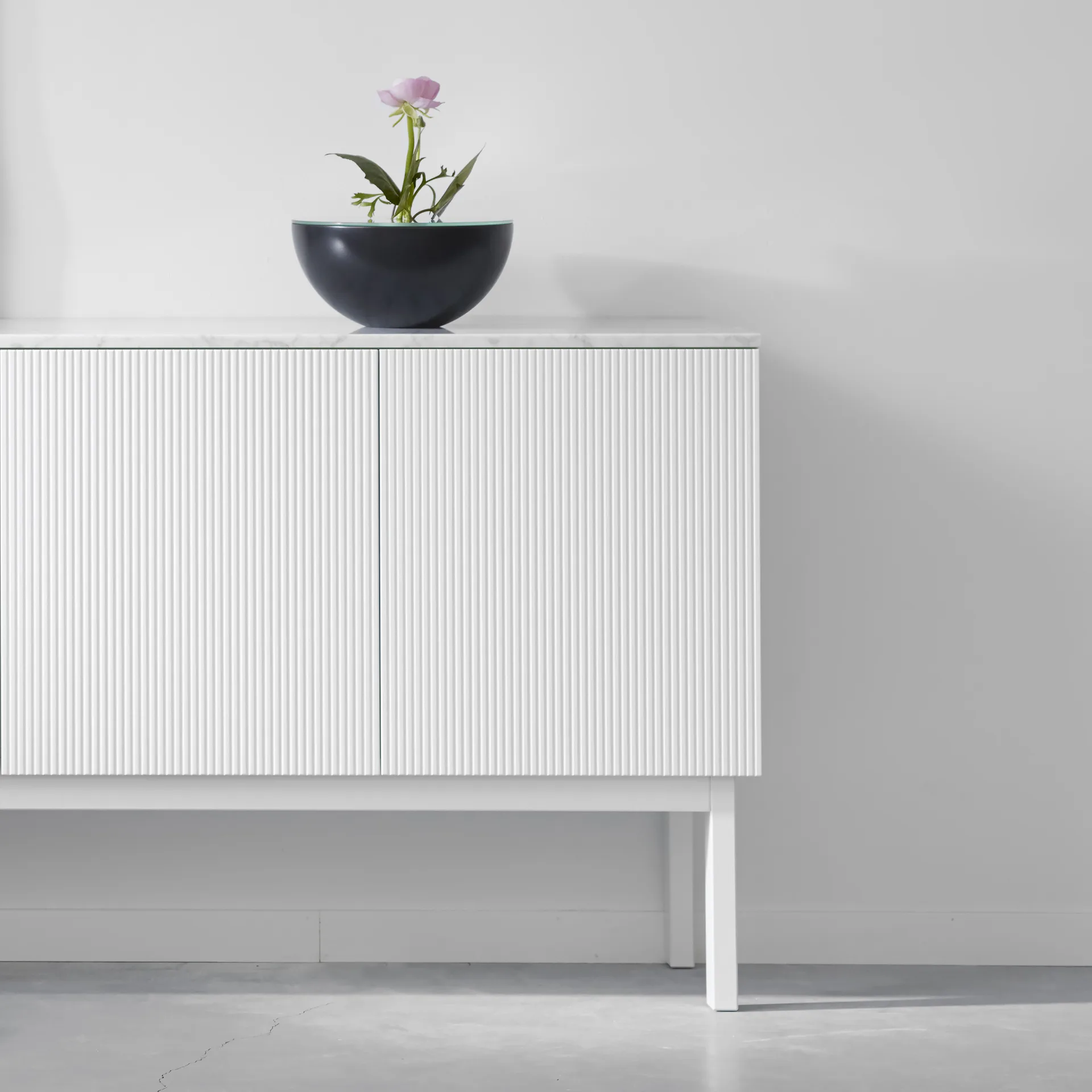 Beam sideboard, vit lack, vitt stativ, toppskiva i carrara marmor A2