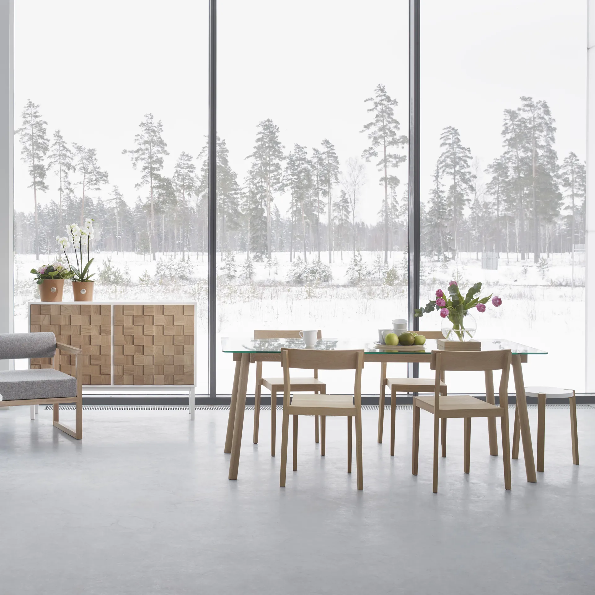 Corners matbord, ek svartbetsad, glas A2