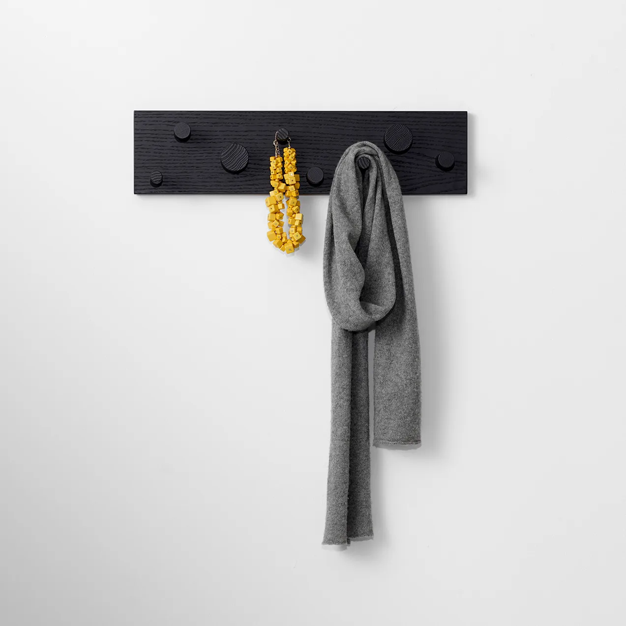 Fellow klädhängare, Svartbetsad ek A2