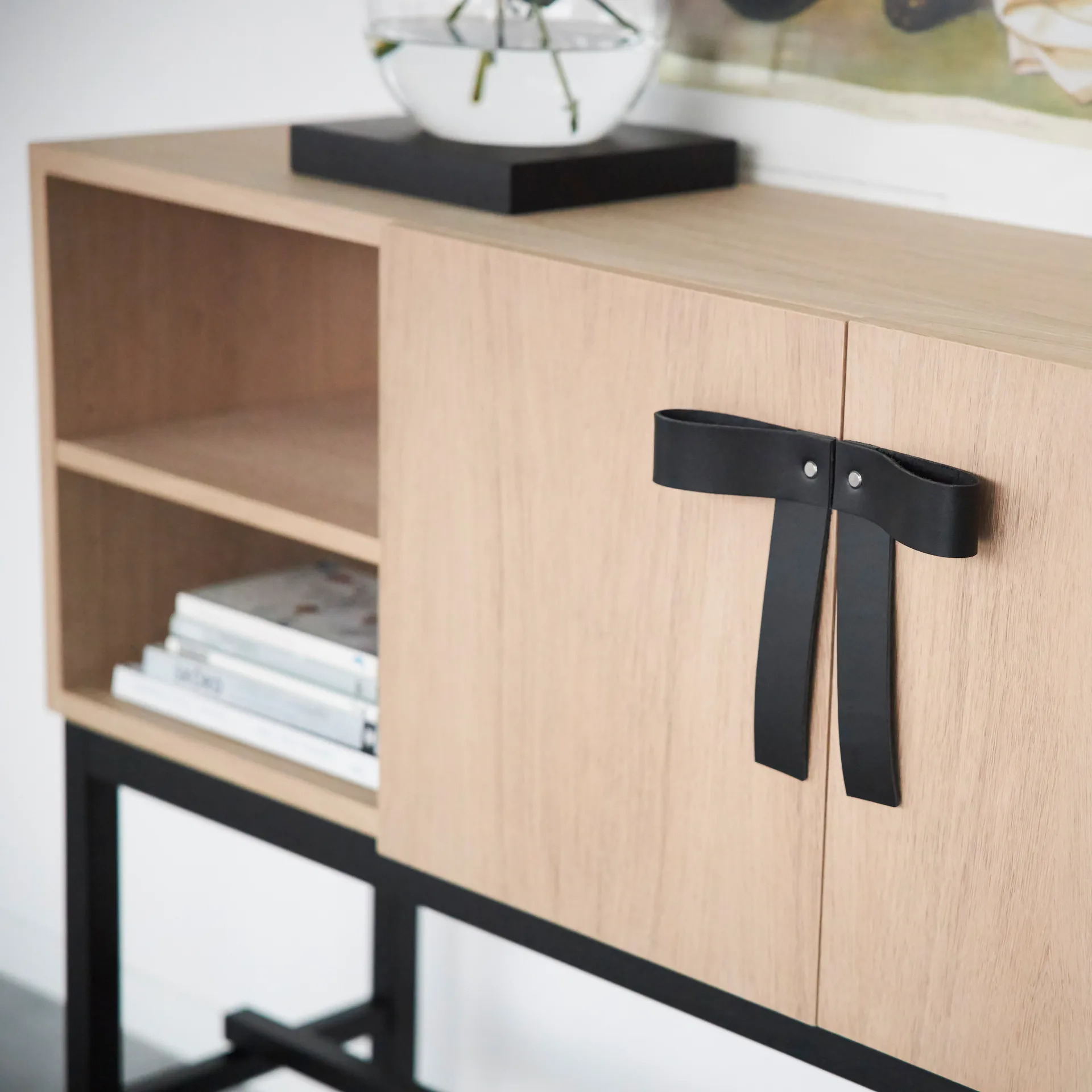 The Bow sideboard, Vitoljad ek A2