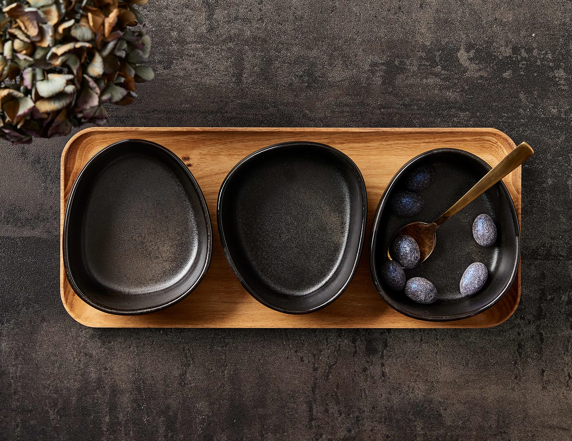 Raw Organic skålset med träbricka, Titanium Black Aida
