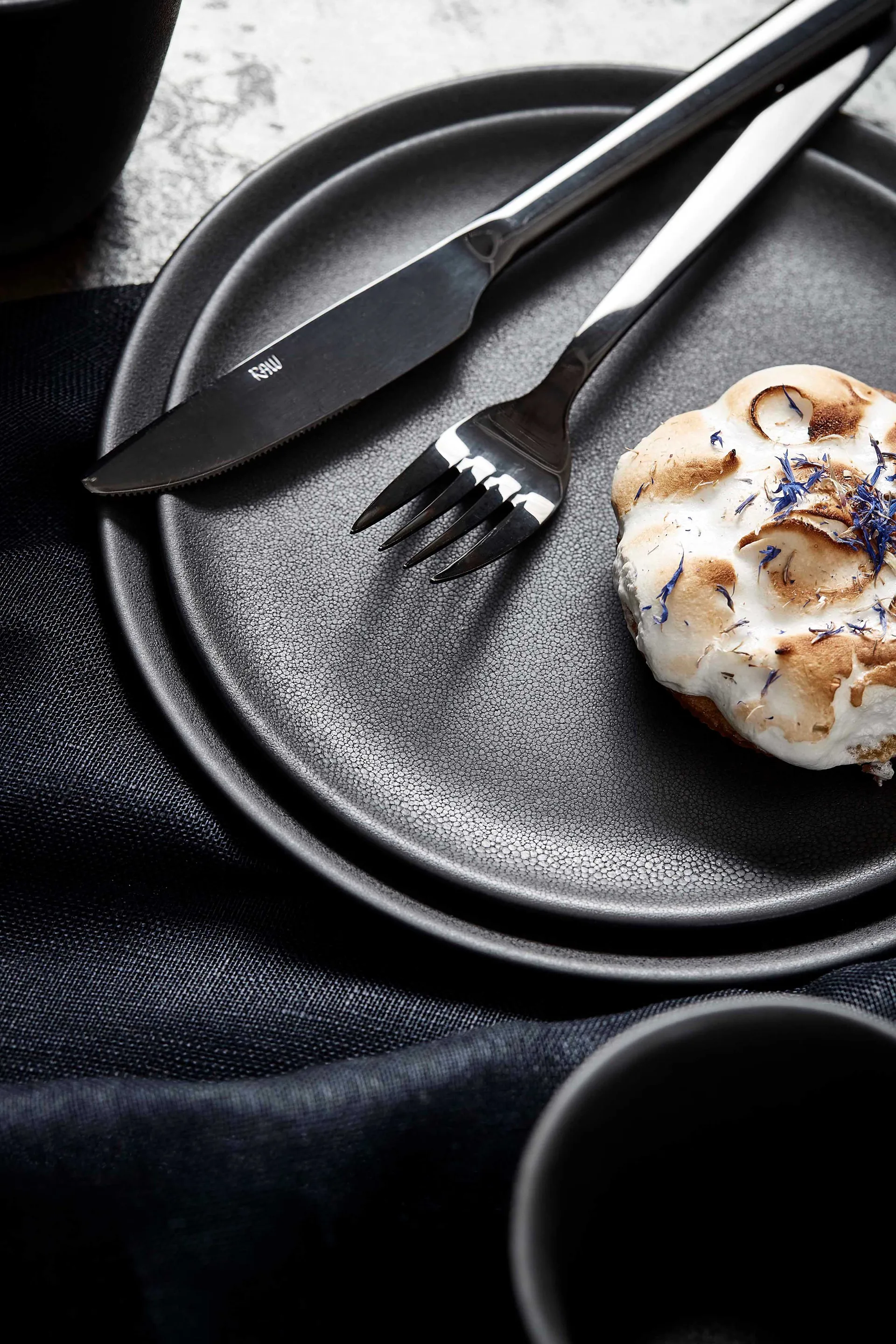 Raw tallrik Ø20 cm, Titanium black Aida