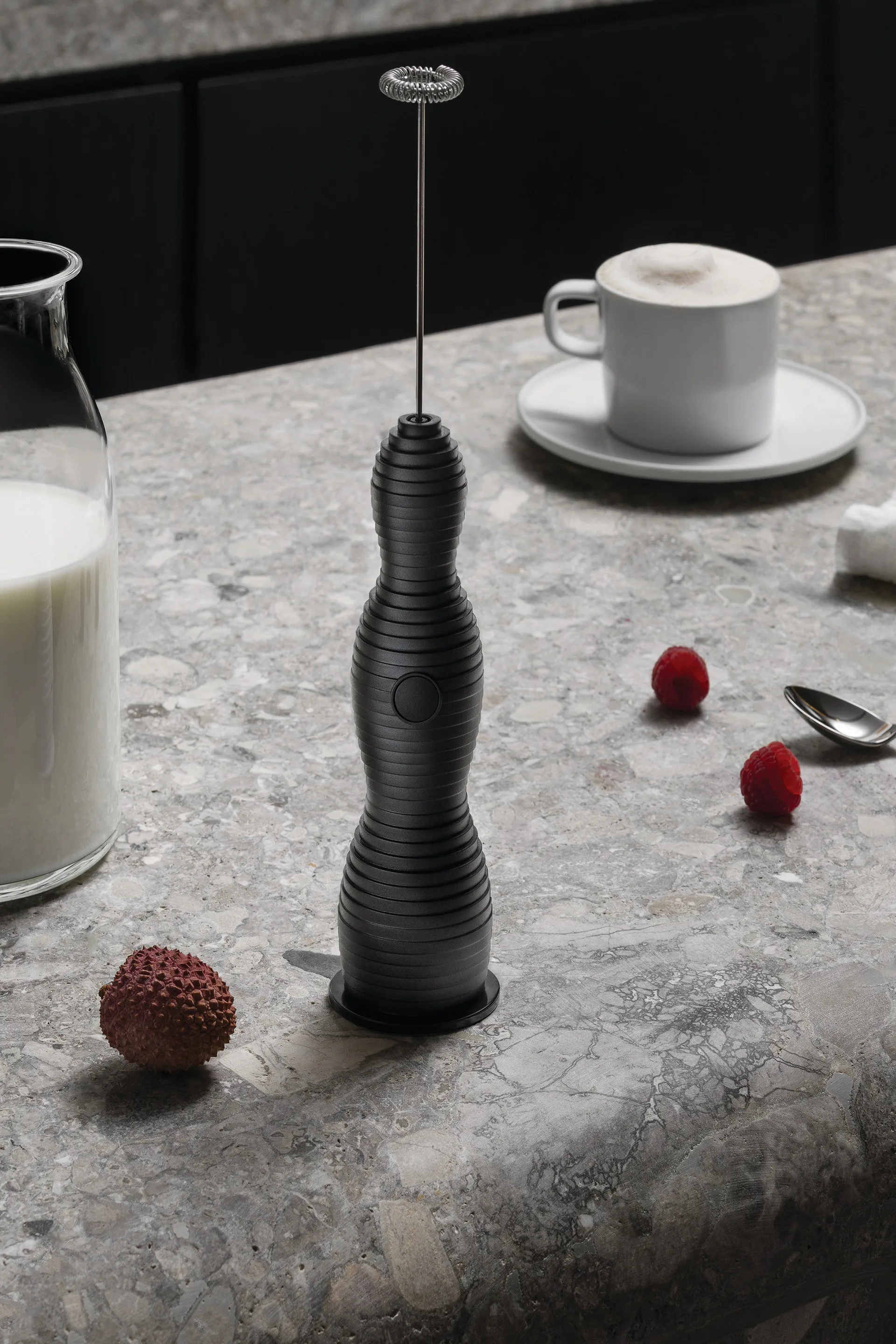 Pulcina mjölkskummare 27,5 cm, Svart Alessi