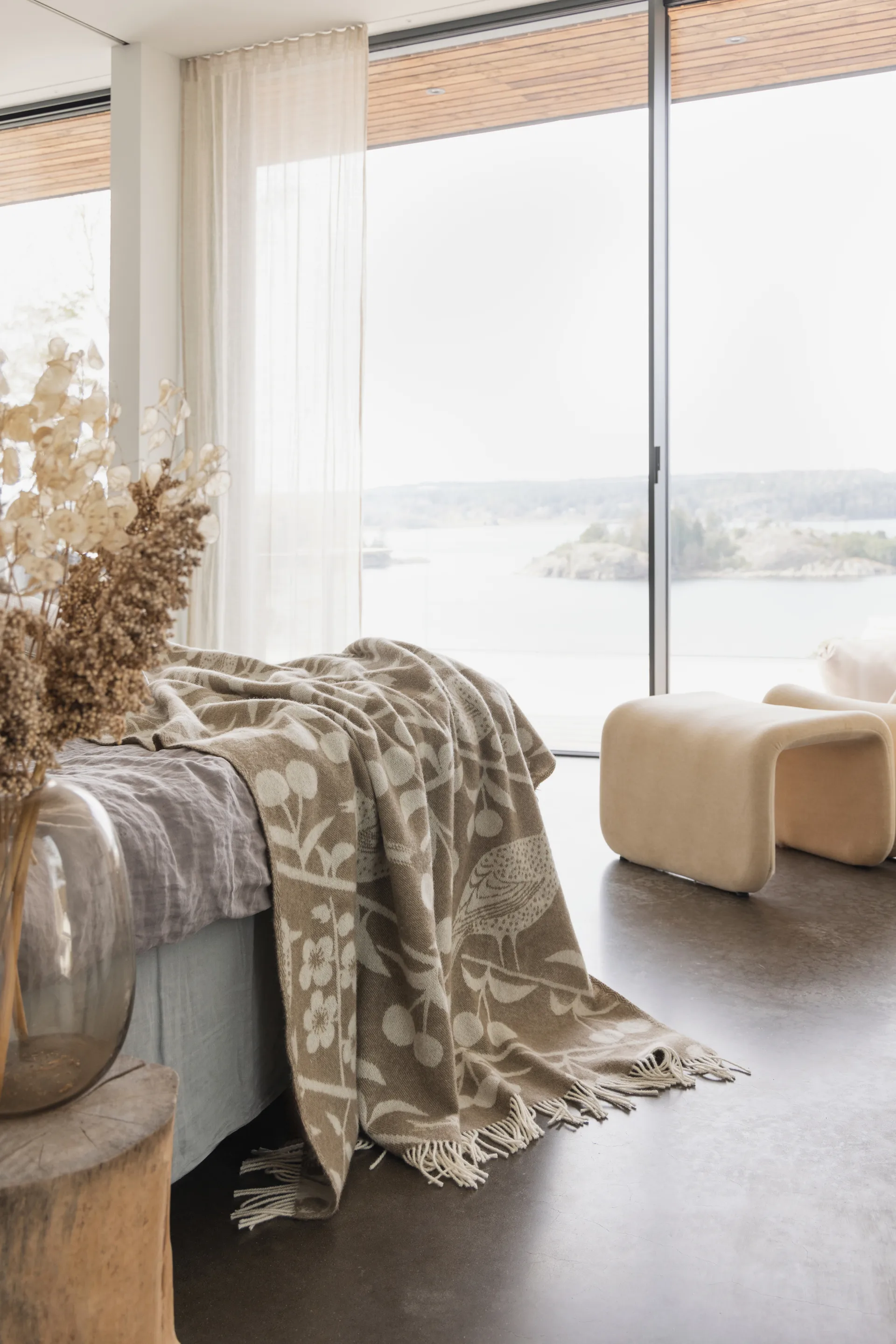 Körsbärsträdgården pläd 130x170 cm, Brun-offwhite Almedahls