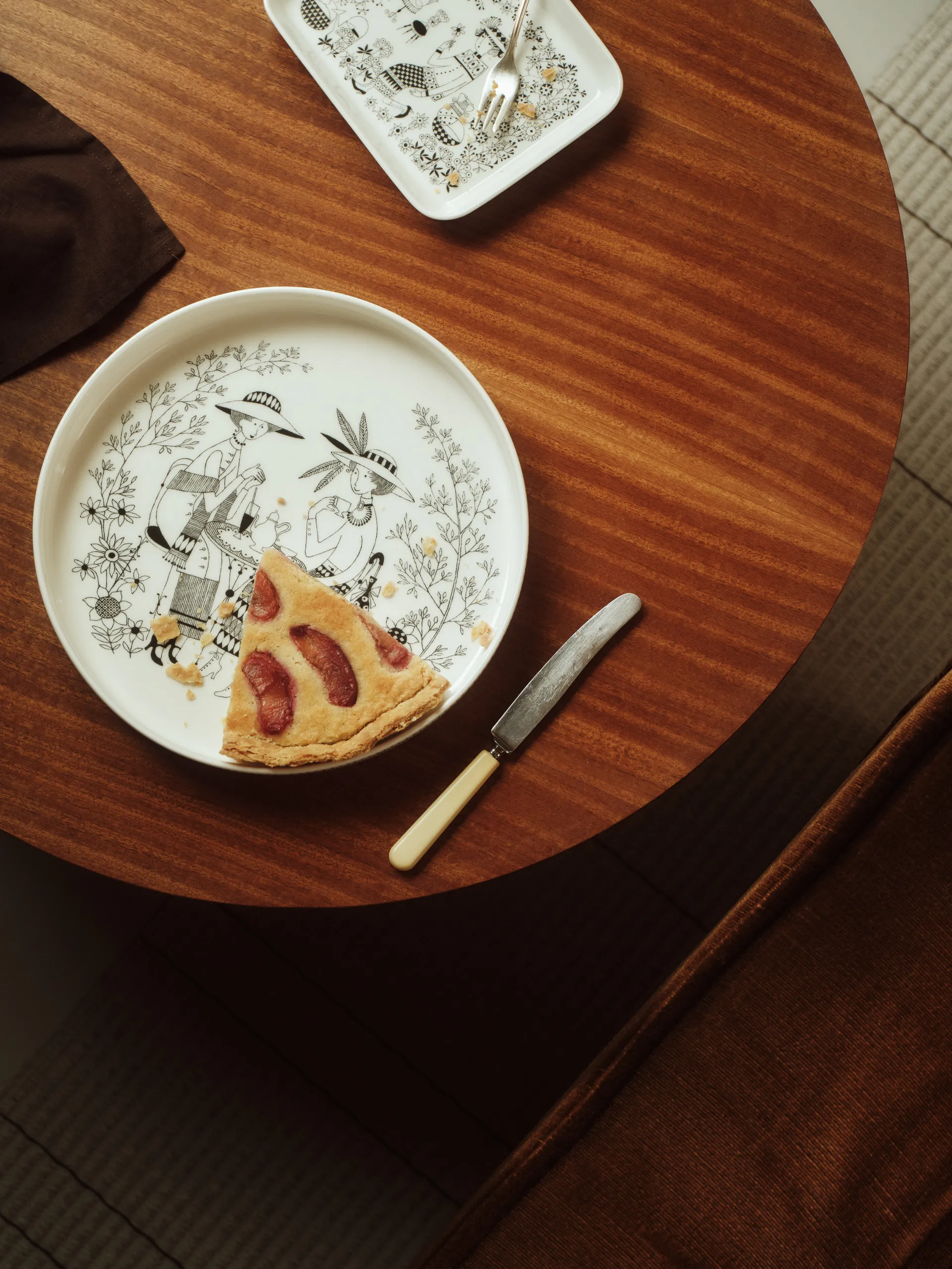 Emilia pajform Ø28 cm, Svart-vit Arabia