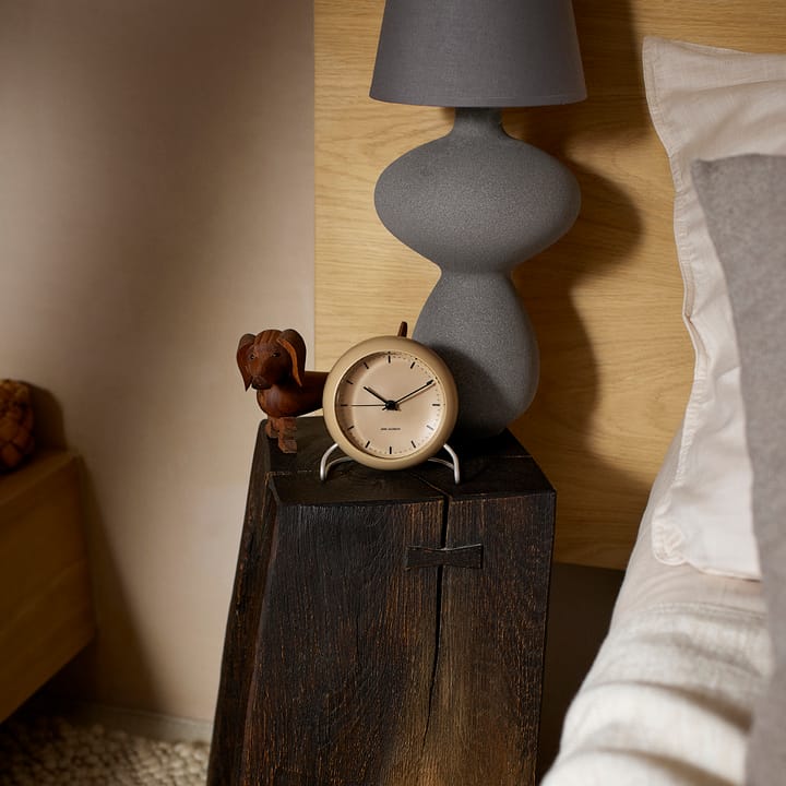 AJ City Hall bordsklocka - Sandy beige - Arne Jacobsen Clocks