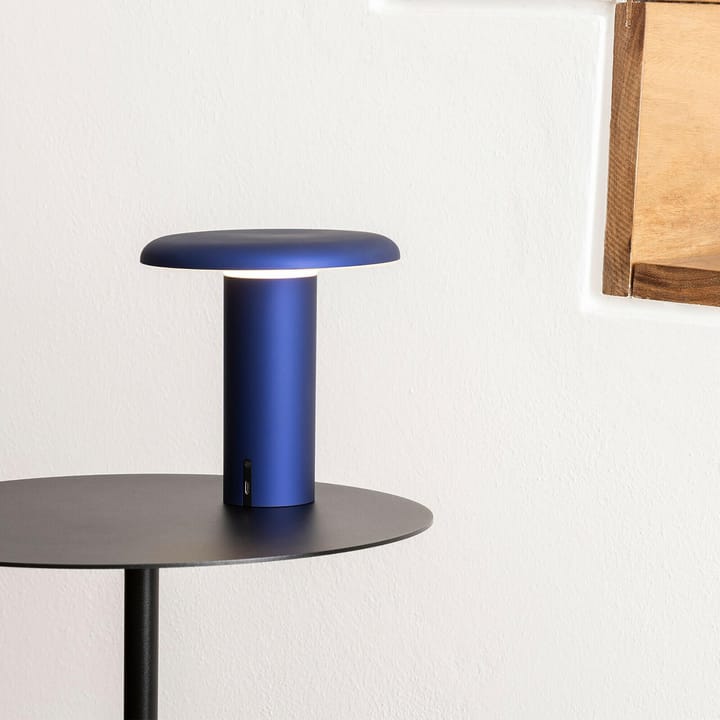 Takku portabel bordslampa 19 cm - Anodized blue - Artemide