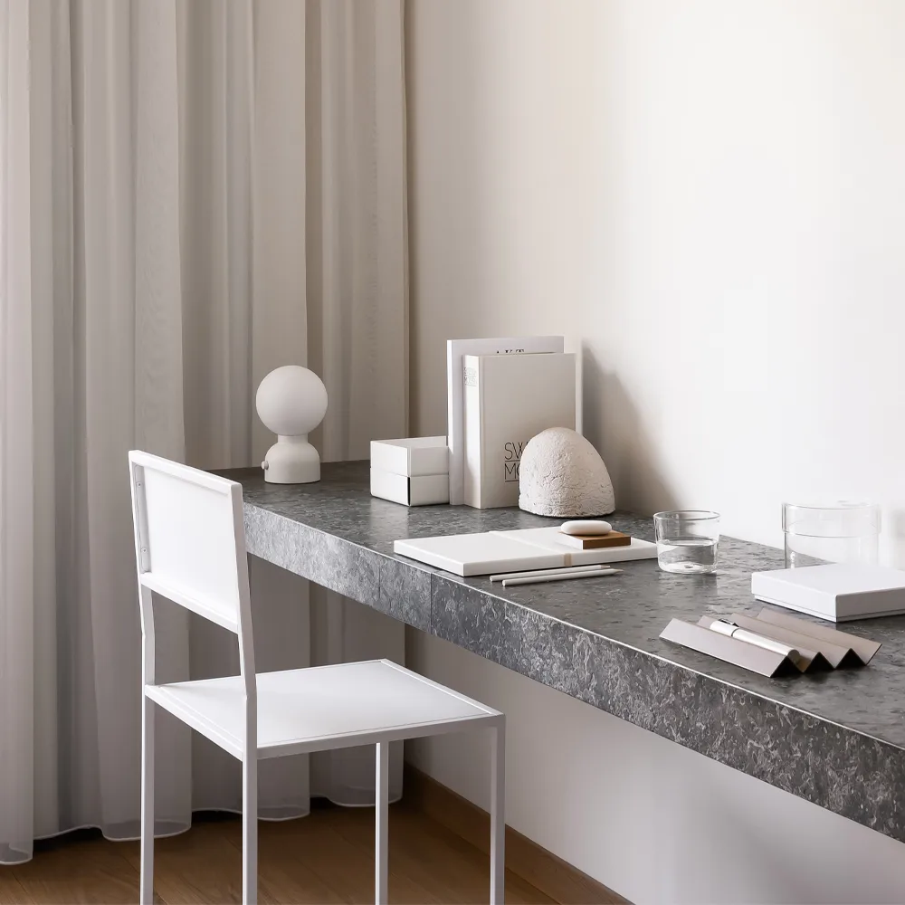 Pluggie bordslampa, pudergrön, opalglas Ateljé Lyktan