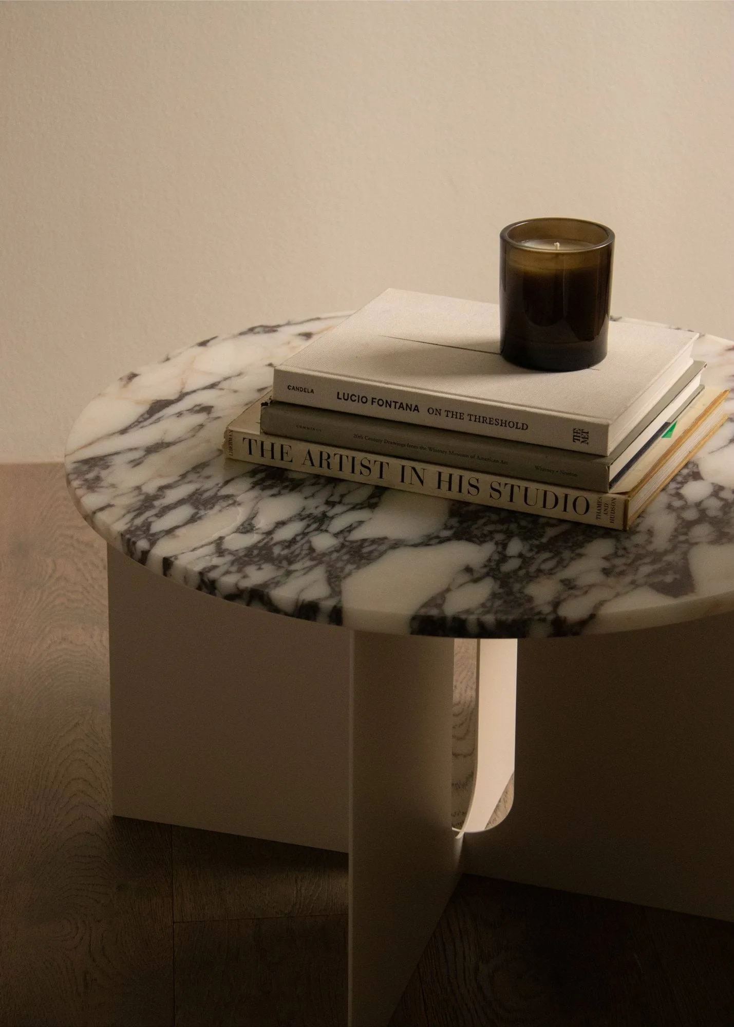 Androgyne sidobord, Grey Galaxy marmor-svart stål, Ø65 cm Audo Copenhagen