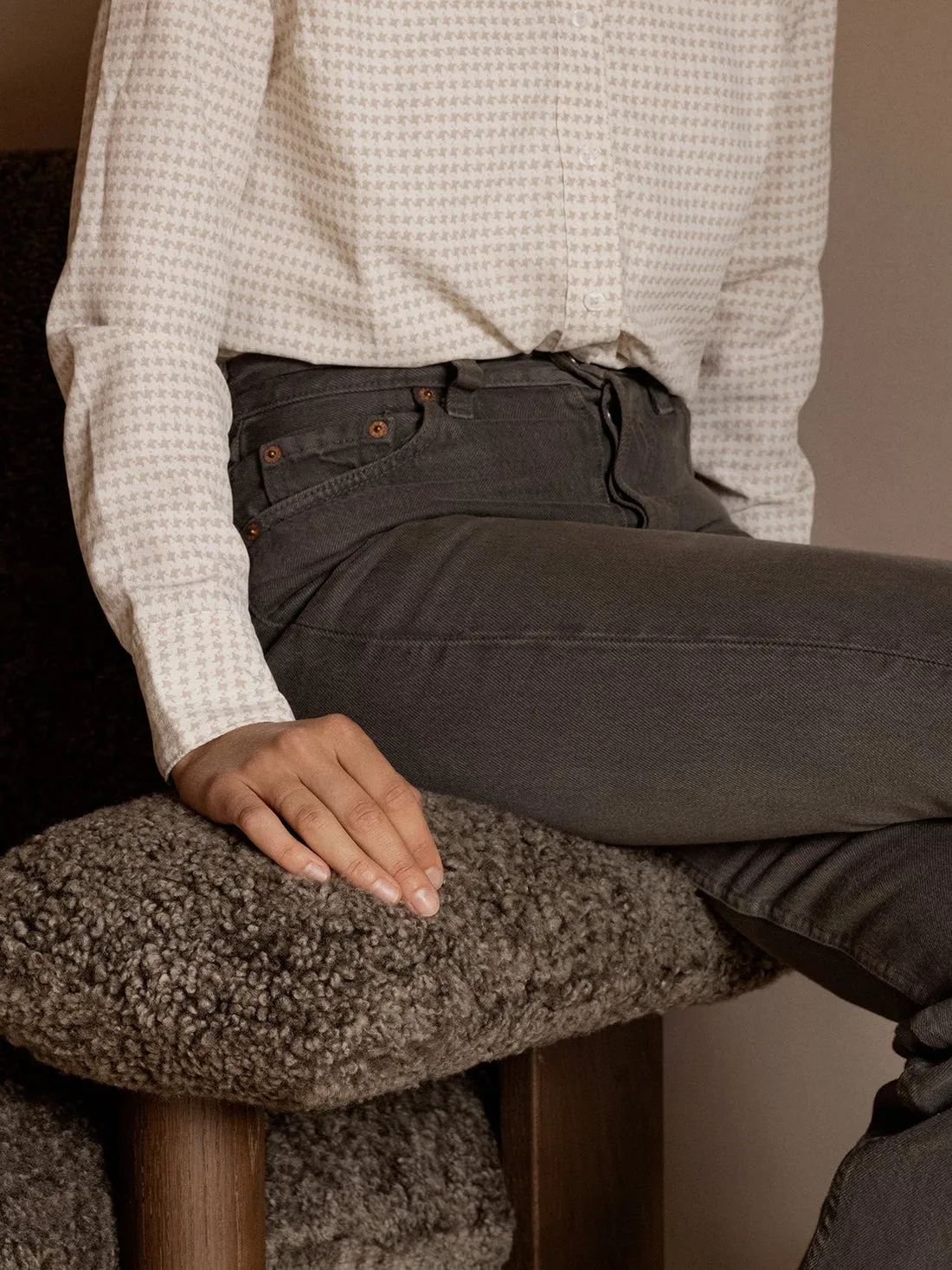 Brasilia fåtölj, Dark oak-Sahara sheepskin curly Audo Copenhagen