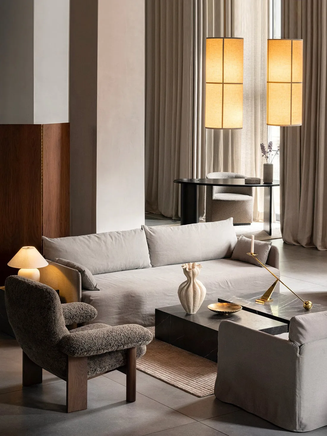 Brasilia fåtölj, Dark oak-Sahara sheepskin curly Audo Copenhagen