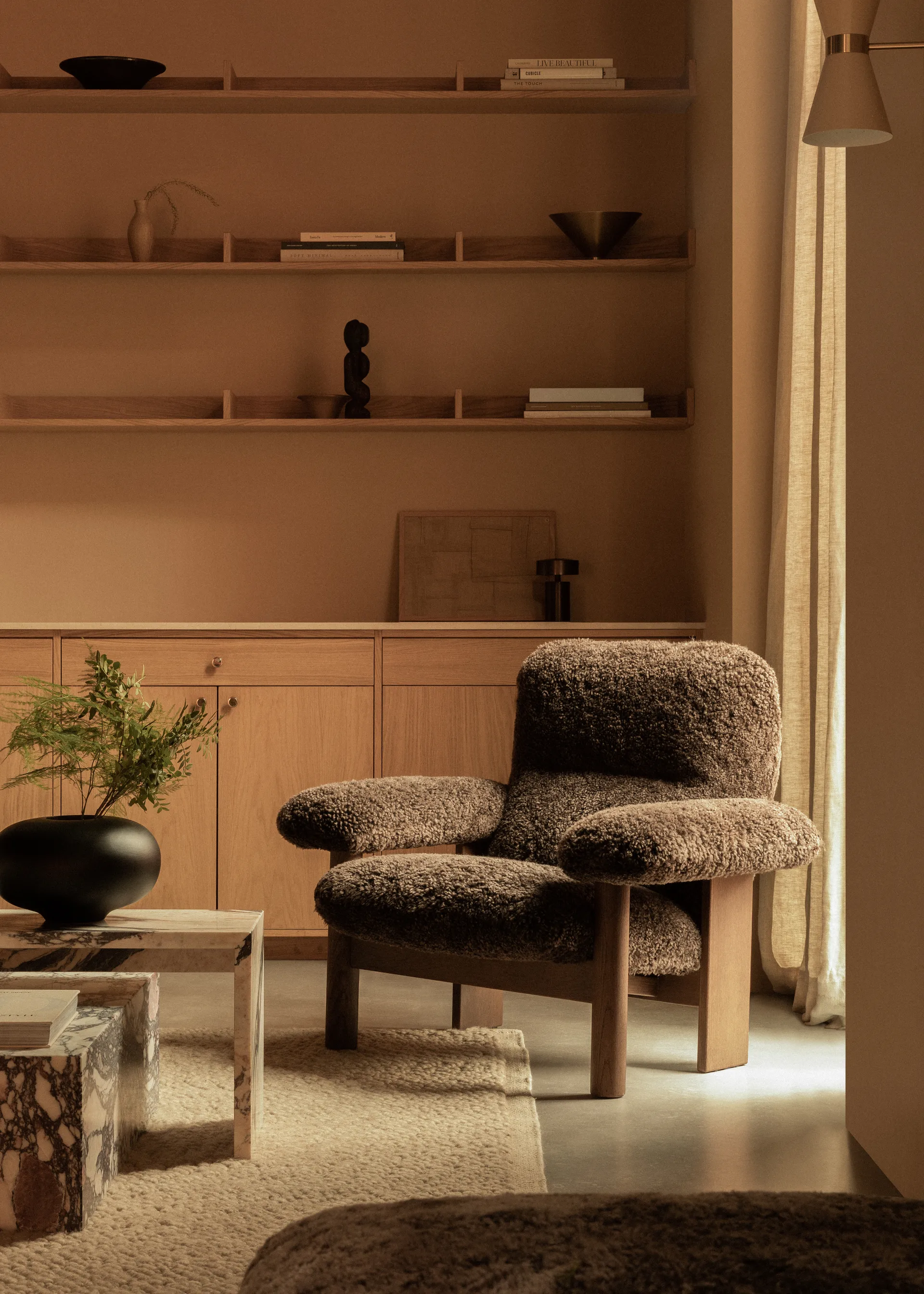 Brasilia fåtölj, Walnut-Sahara sheepskin curly Audo Copenhagen