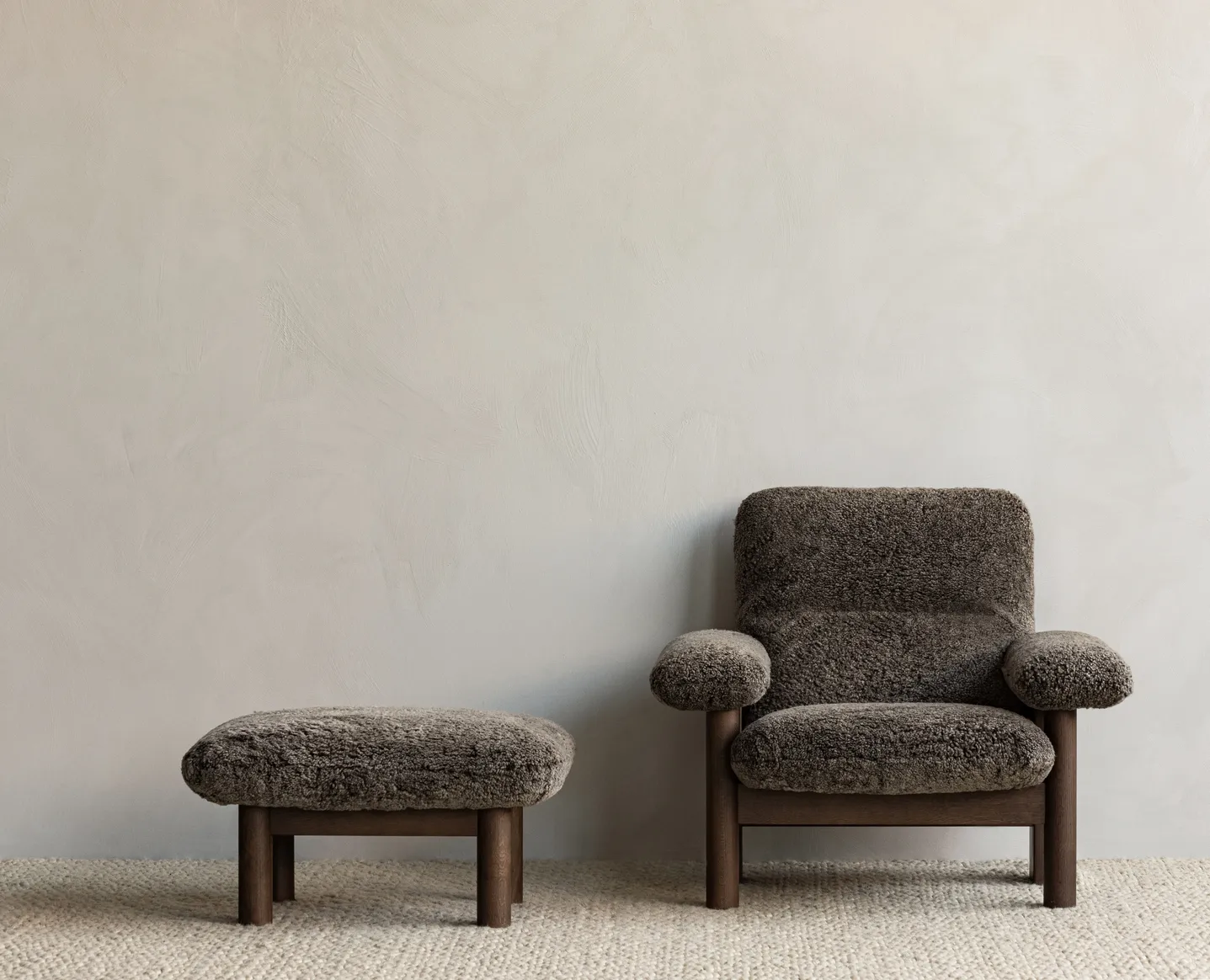 Brasilia fotpall, Fårskinn root brun-mörk ek Audo Copenhagen