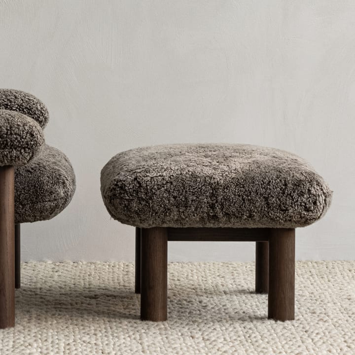 Brasilia fotpall, Fårskinn root brun-mörk ek Audo Copenhagen