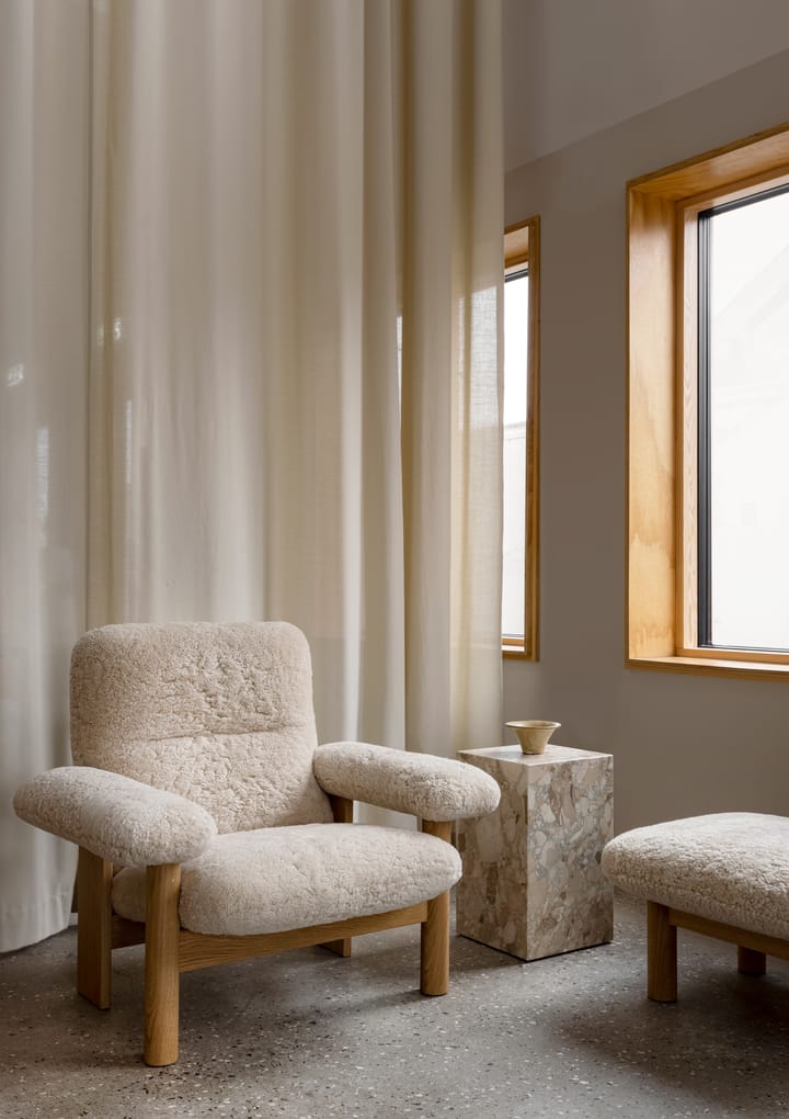 Brasilia fotpall, Walnut-Sahara sheepskin curly Audo Copenhagen