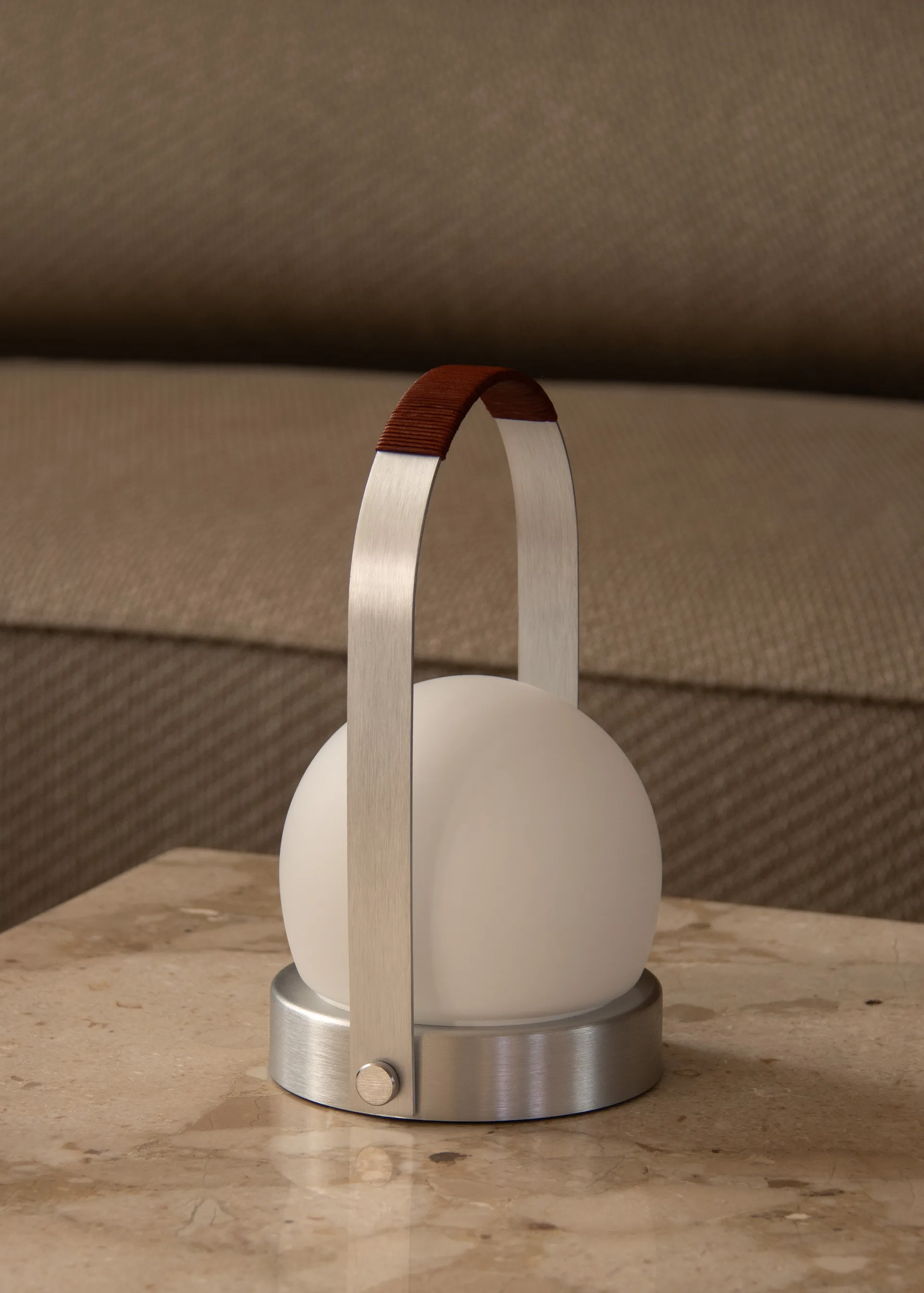 Carrie portabel bordslampa, Borstad aluminium Audo Copenhagen