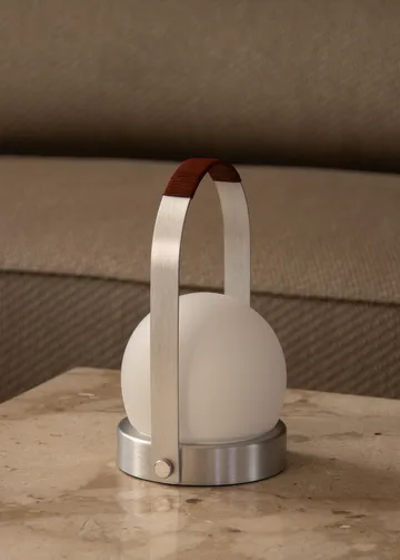 Carrie portabel bordslampa - Borstad aluminium - Audo Copenhagen