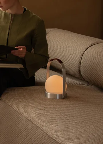 Carrie portabel bordslampa - Borstad aluminium - Audo Copenhagen