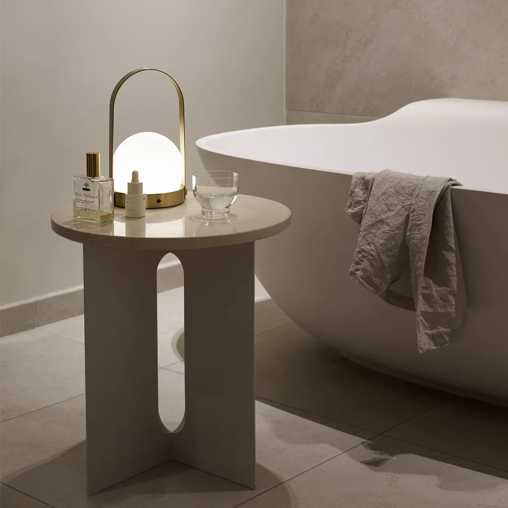 Carrie portabel bordslampa, borstad mässing Audo Copenhagen