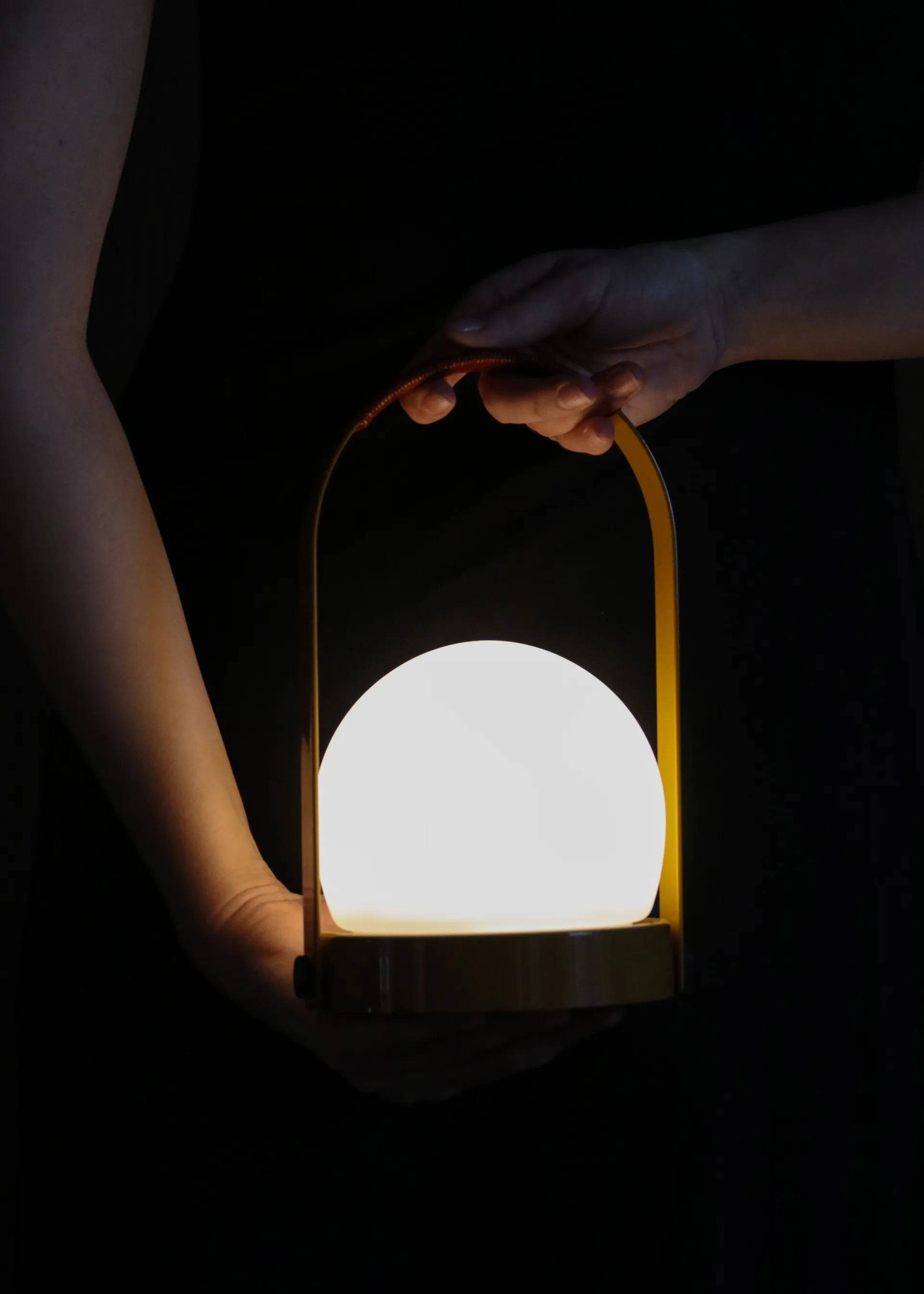 Carrie portabel bordslampa, Golden brown Audo Copenhagen