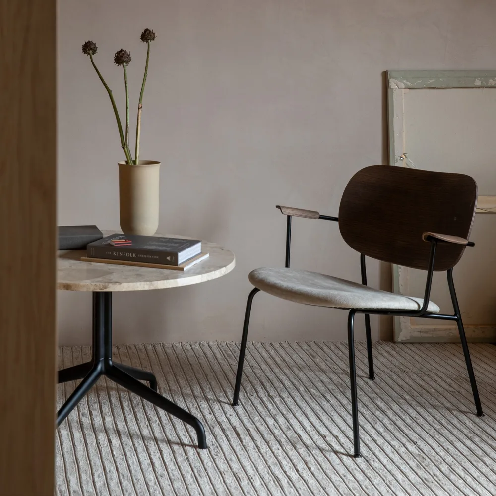 Co Loungestol, läder dakar 0842 black, rygg&arm. mörkb. ek, svart stativ Audo Copenhagen