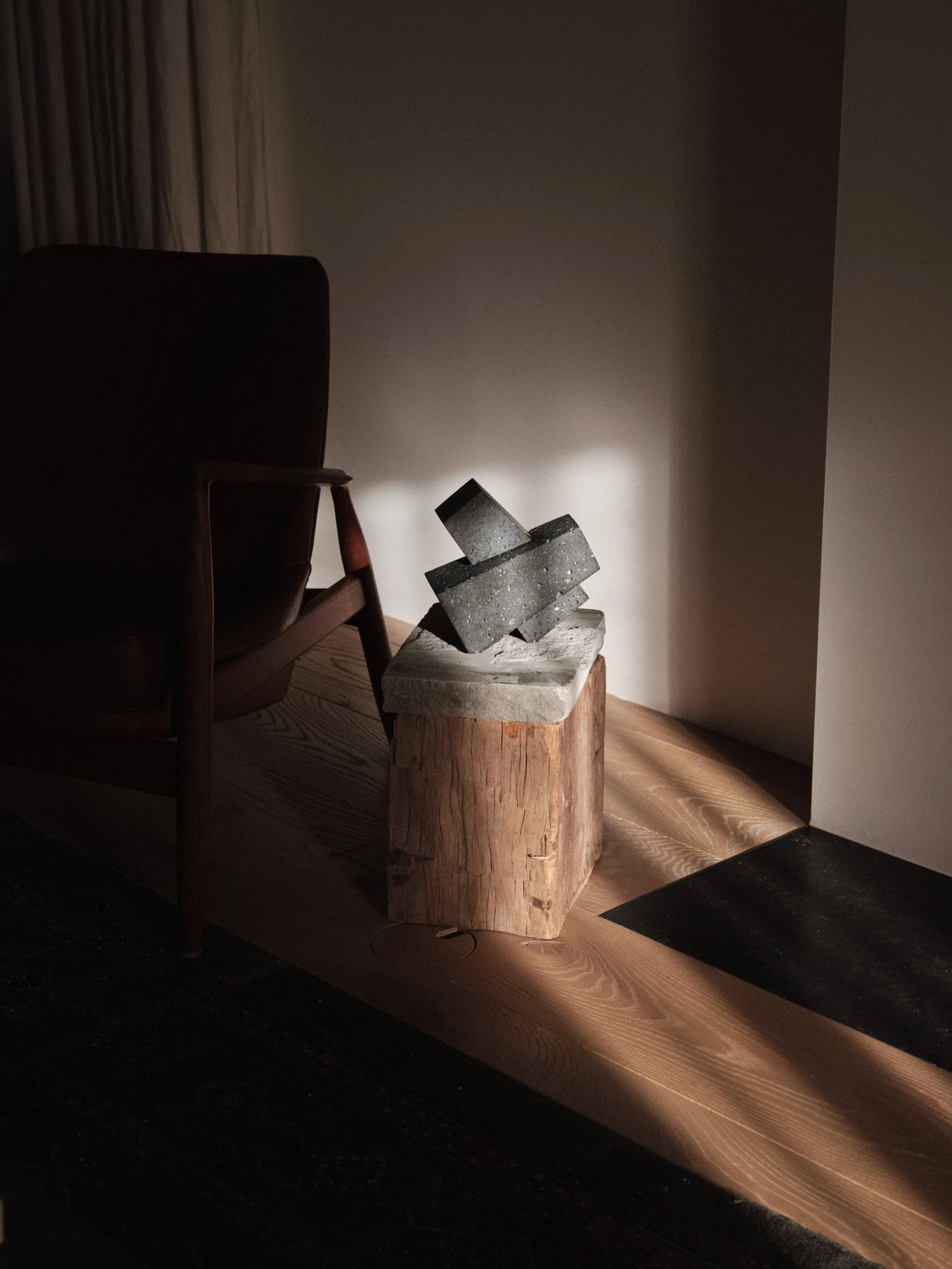 Converge bokstöd, Lava stone Audo Copenhagen