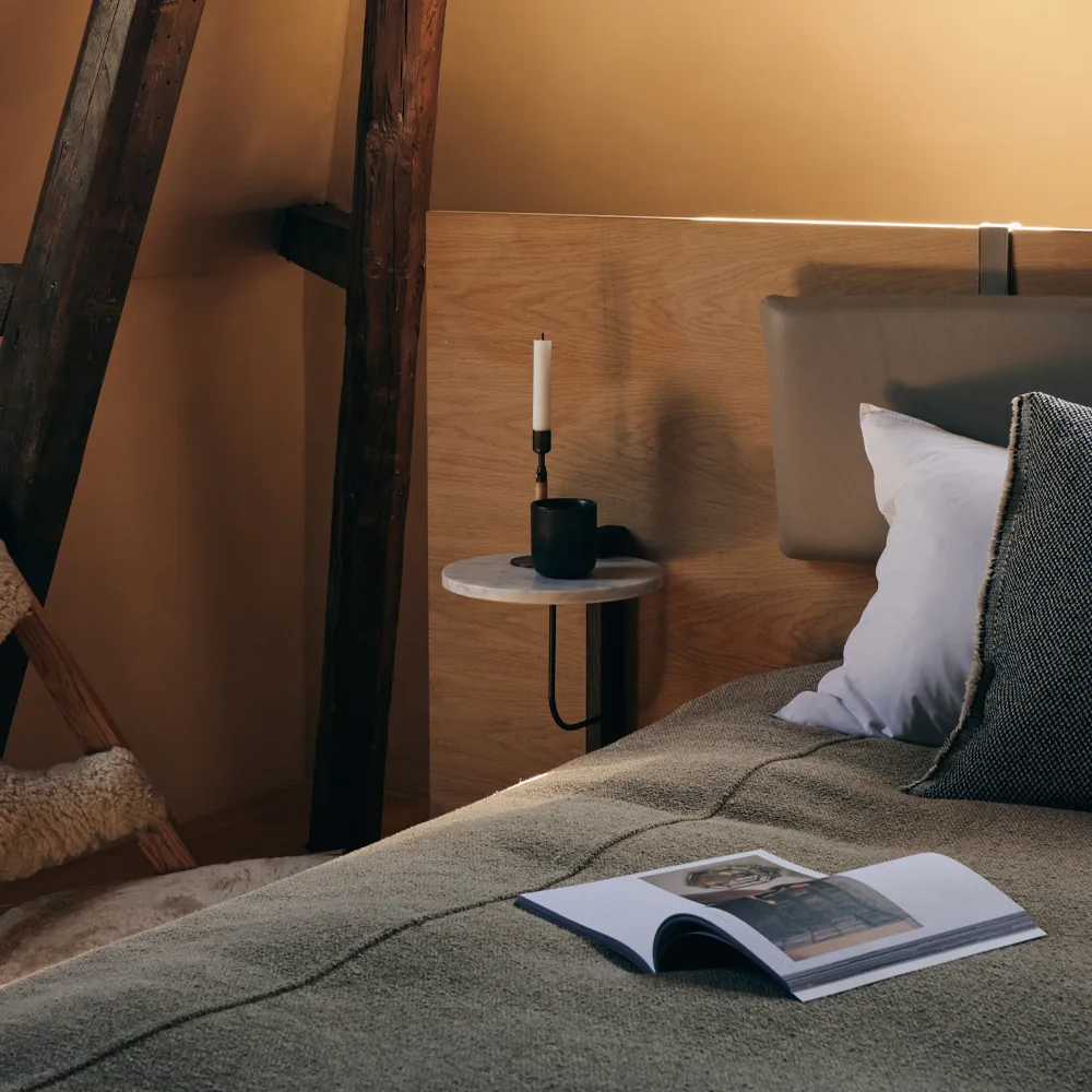 Corbel hylla, marmor carrara, mörkbetsad ek Audo Copenhagen