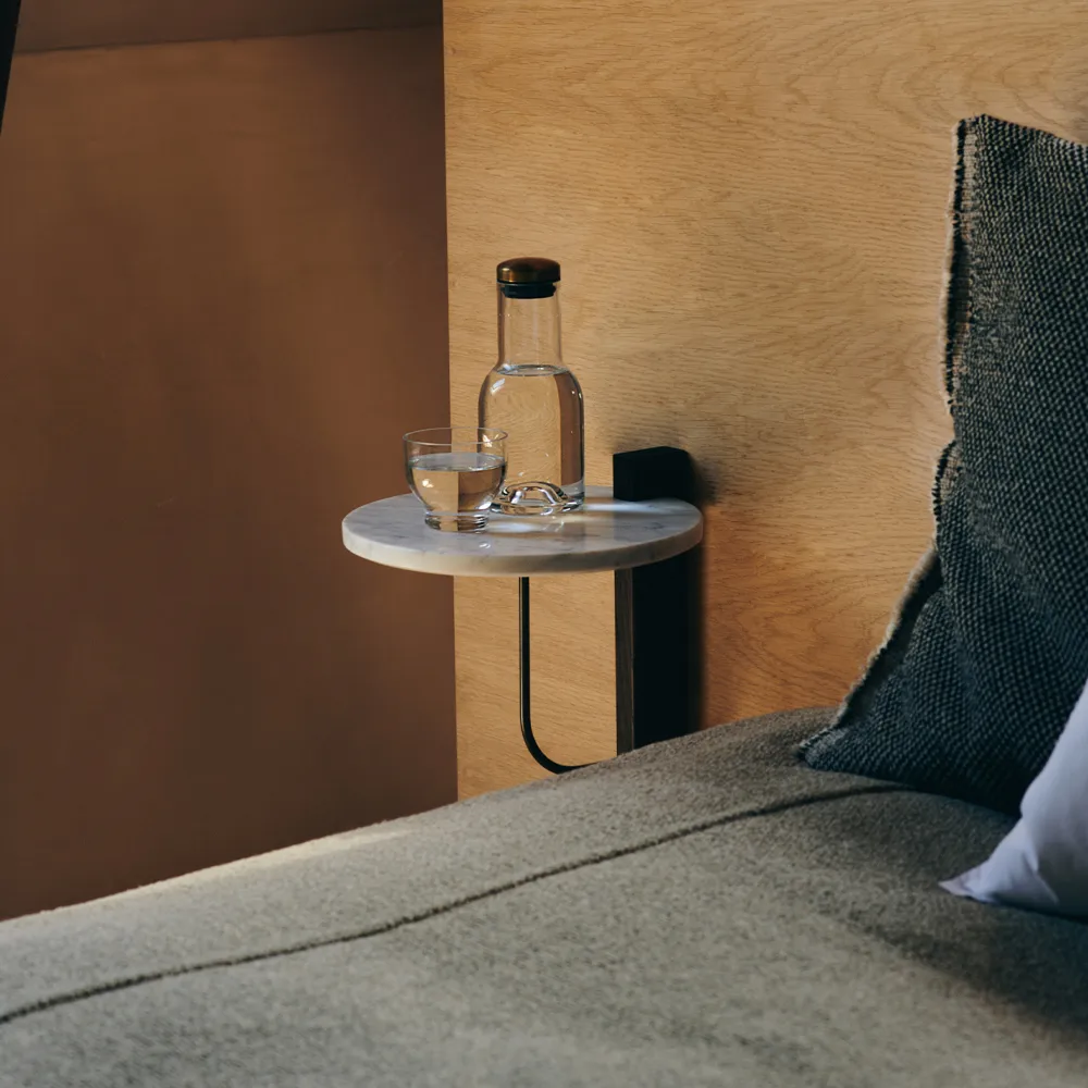 Corbel hylla, marmor carrara, mörkbetsad ek Audo Copenhagen