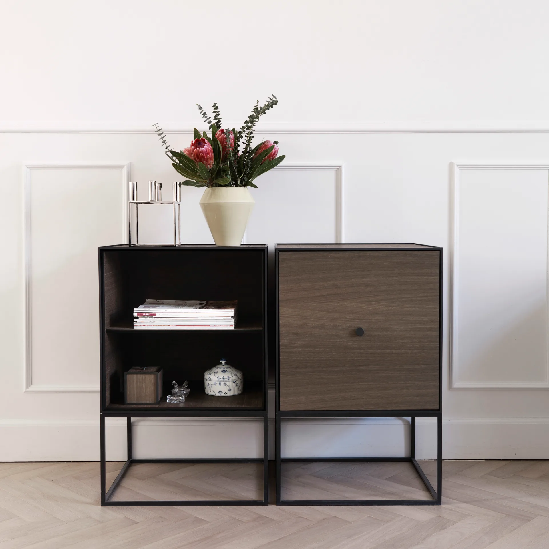 Frame 49 kub med dörr, rökt ek Audo Copenhagen