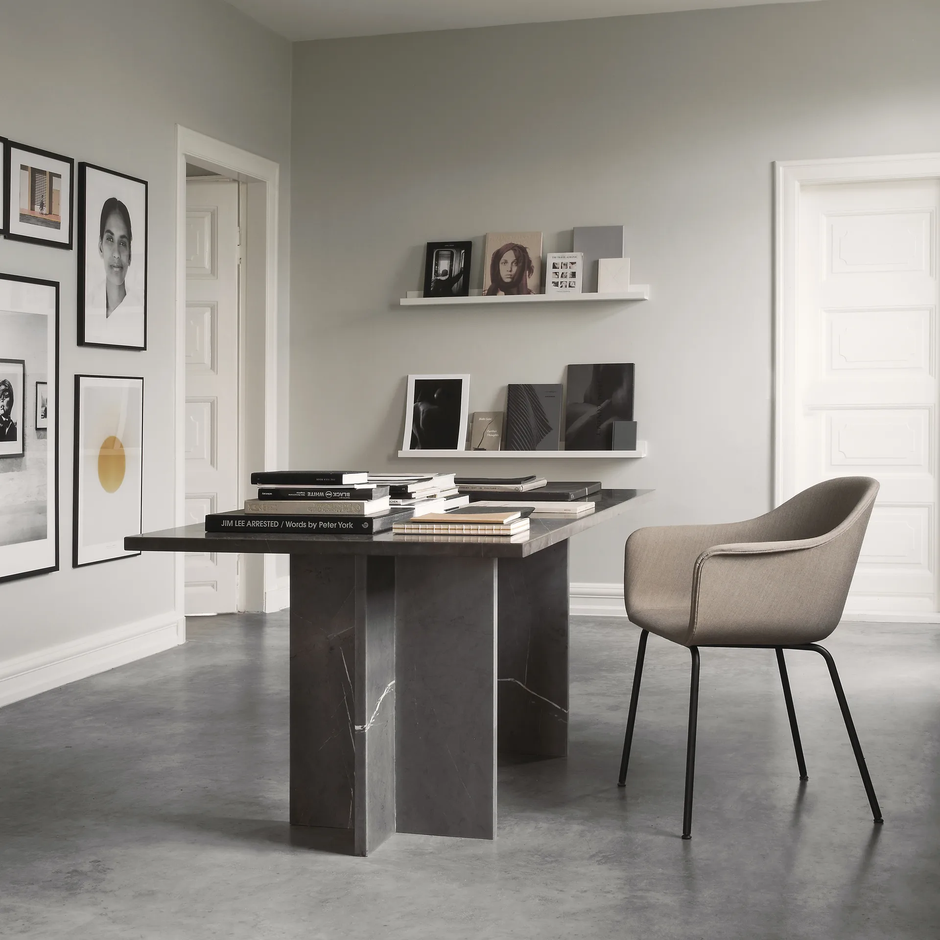 Harbour Karmstol, svart, ben i mörkbetsad ek Audo Copenhagen