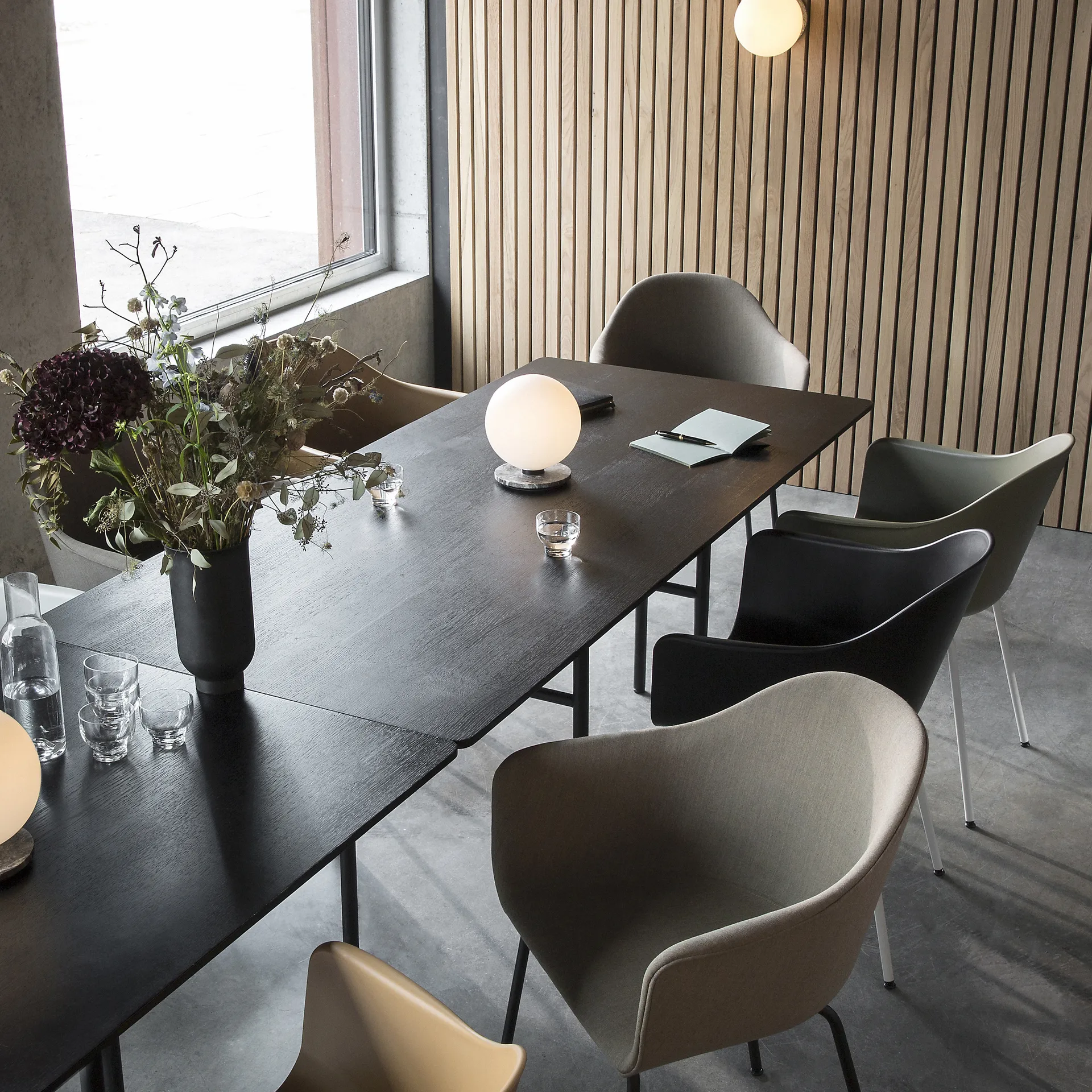 Harbour Karmstol, svart, ben i mörkbetsad ek Audo Copenhagen