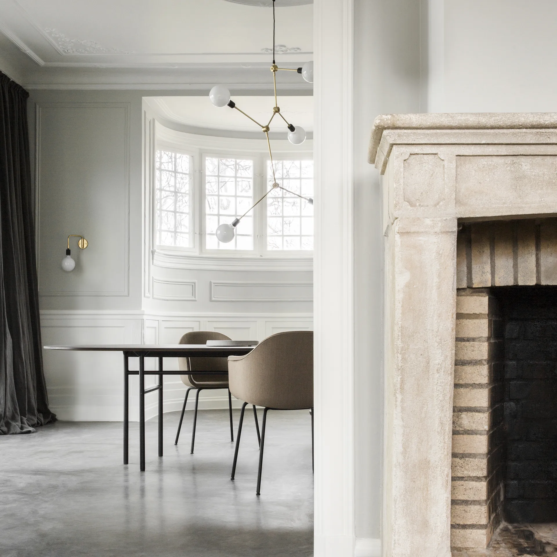 Harbour Karmstol, svart, ben i mörkbetsad ek Audo Copenhagen