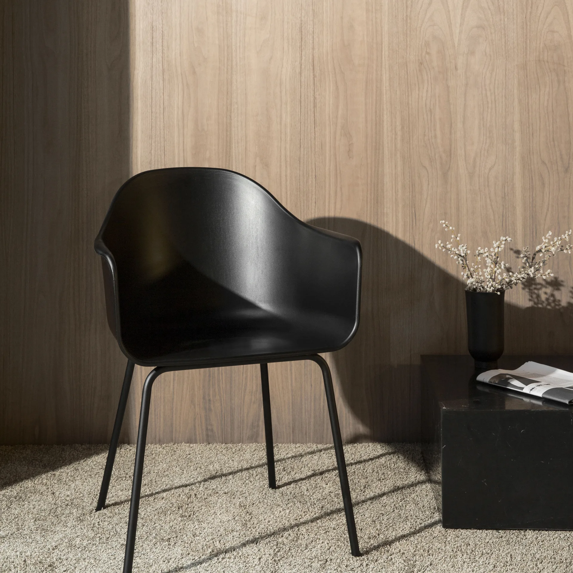 Harbour Karmstol, svart, ben i mörkbetsad ek Audo Copenhagen