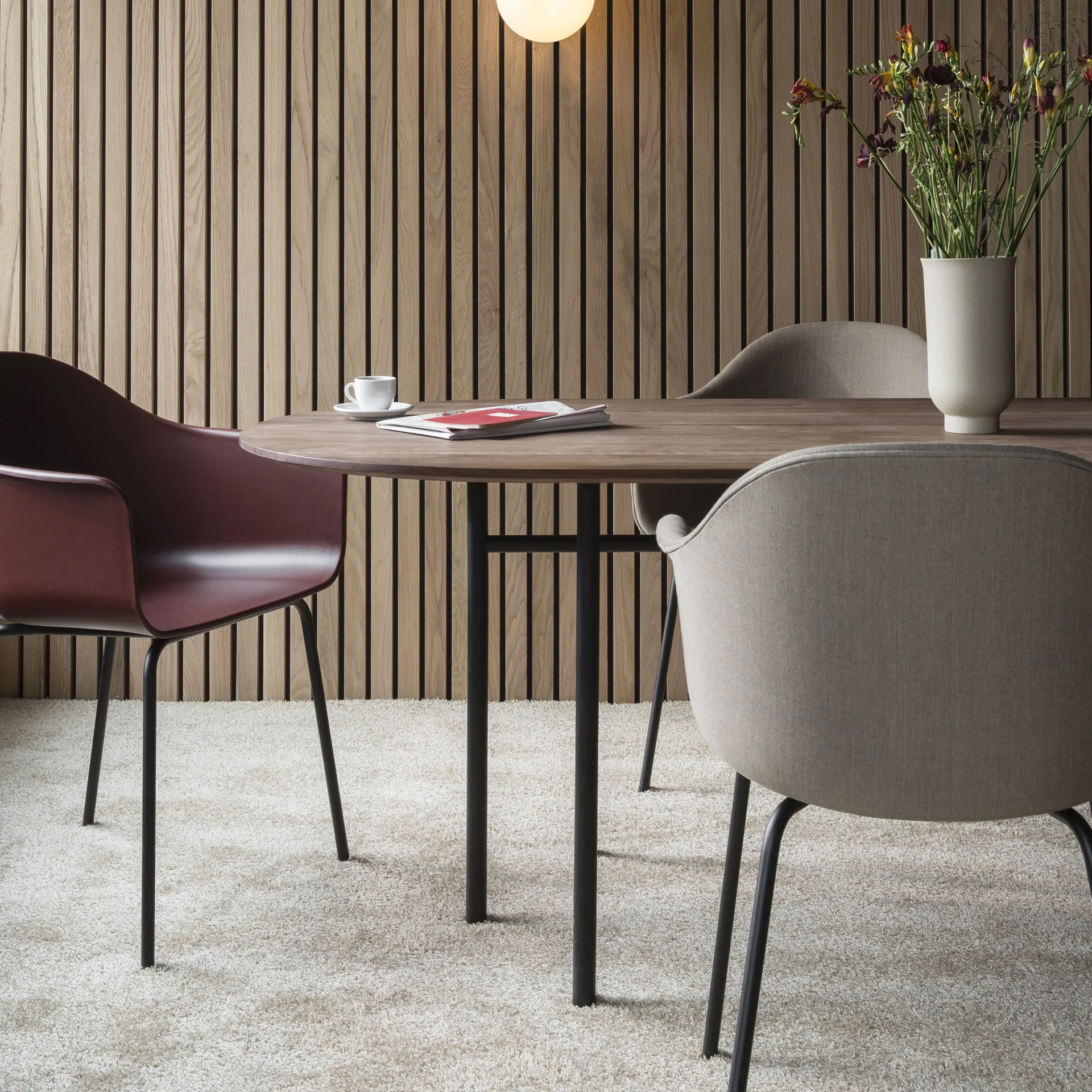 Harbour Karmstol, svart, ben i mörkbetsad ek Audo Copenhagen