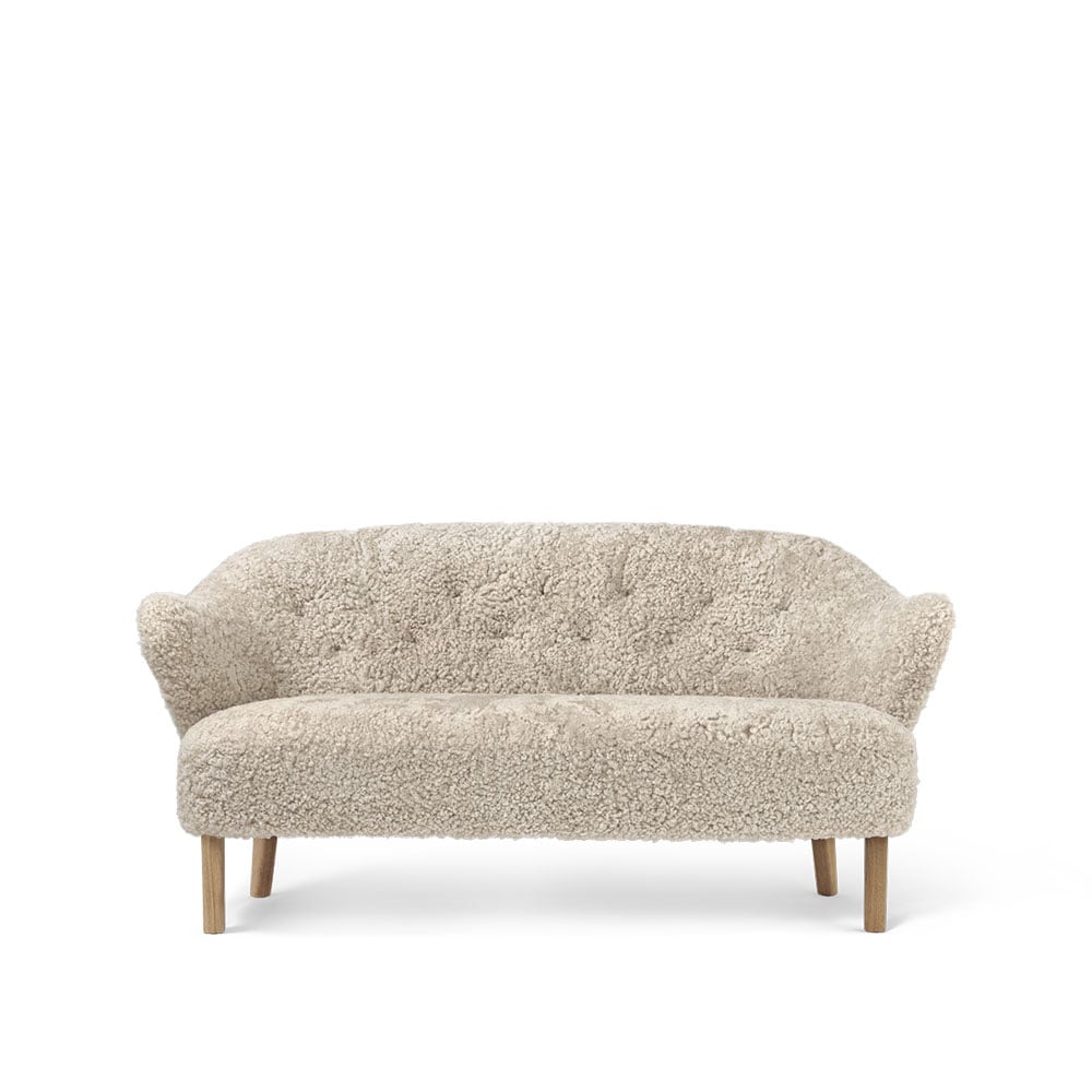 Audo Copenhagen Ingeborg 2,5-sits soffa fårskinn moonlight, ben ek natur