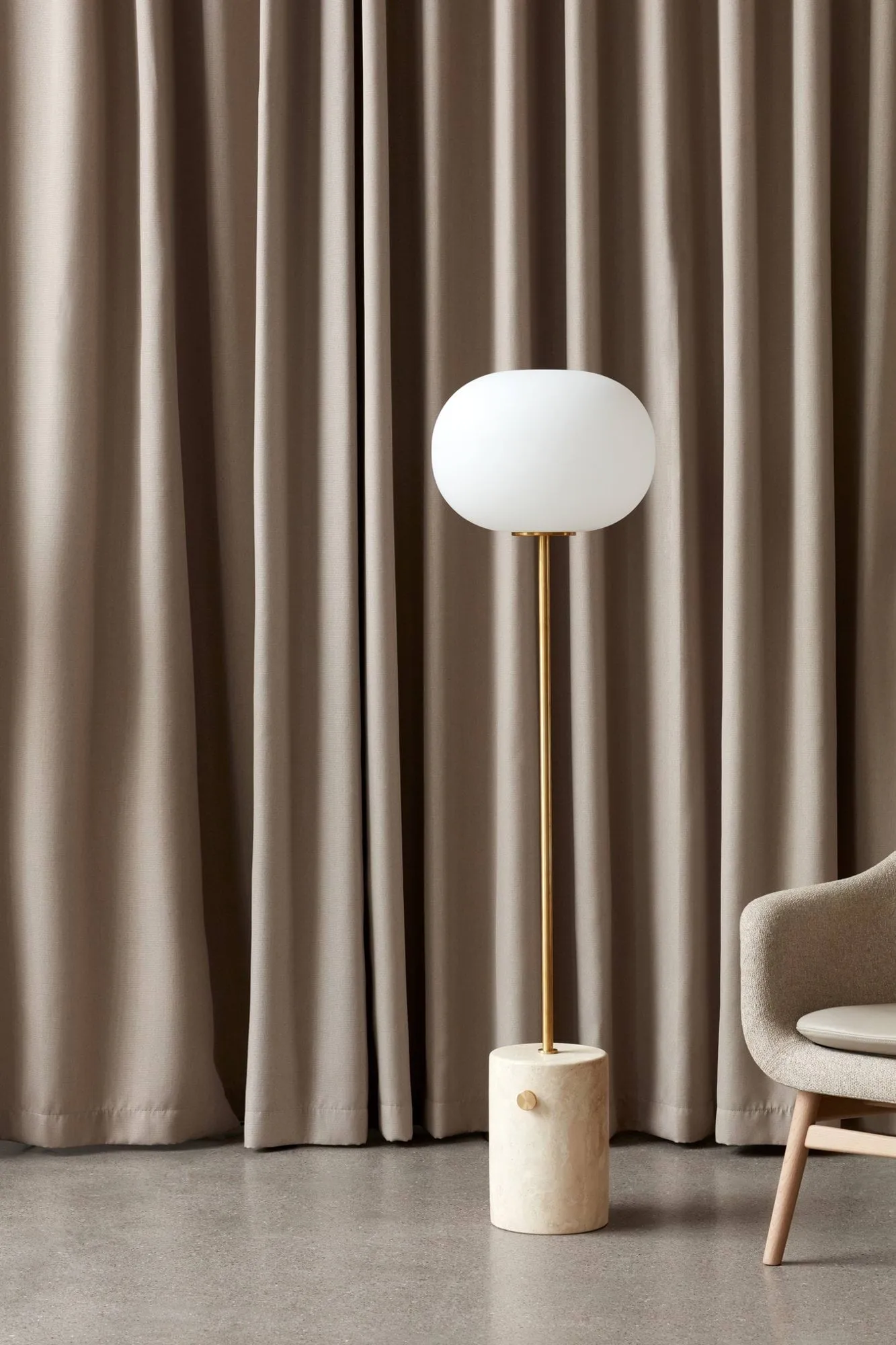 JWDA golvlampa, Travertin-borstad mässing, 130 cm Audo Copenhagen