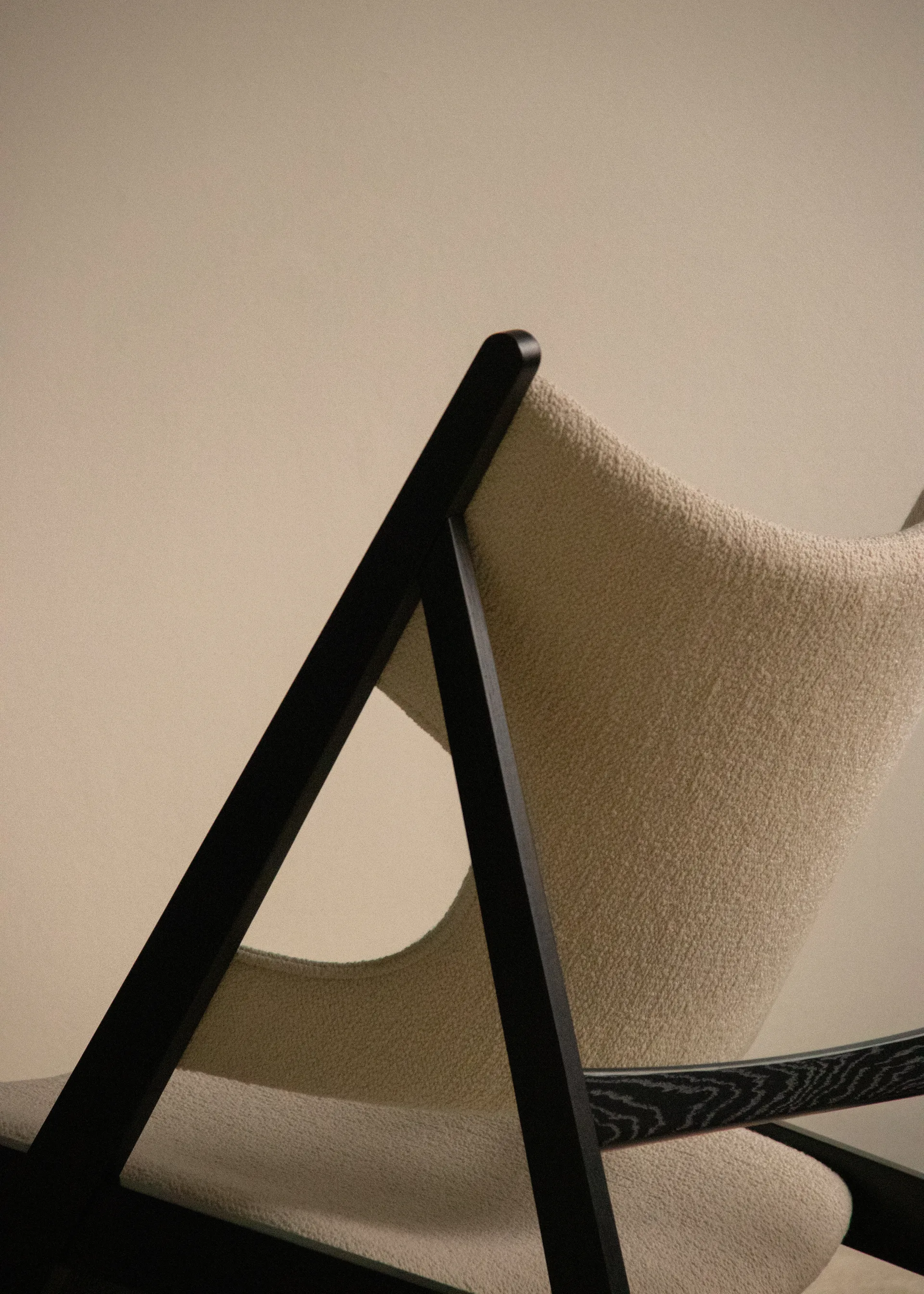 Knitting loungefåtölj, Barnum Bouclé 24-svart ek Audo Copenhagen