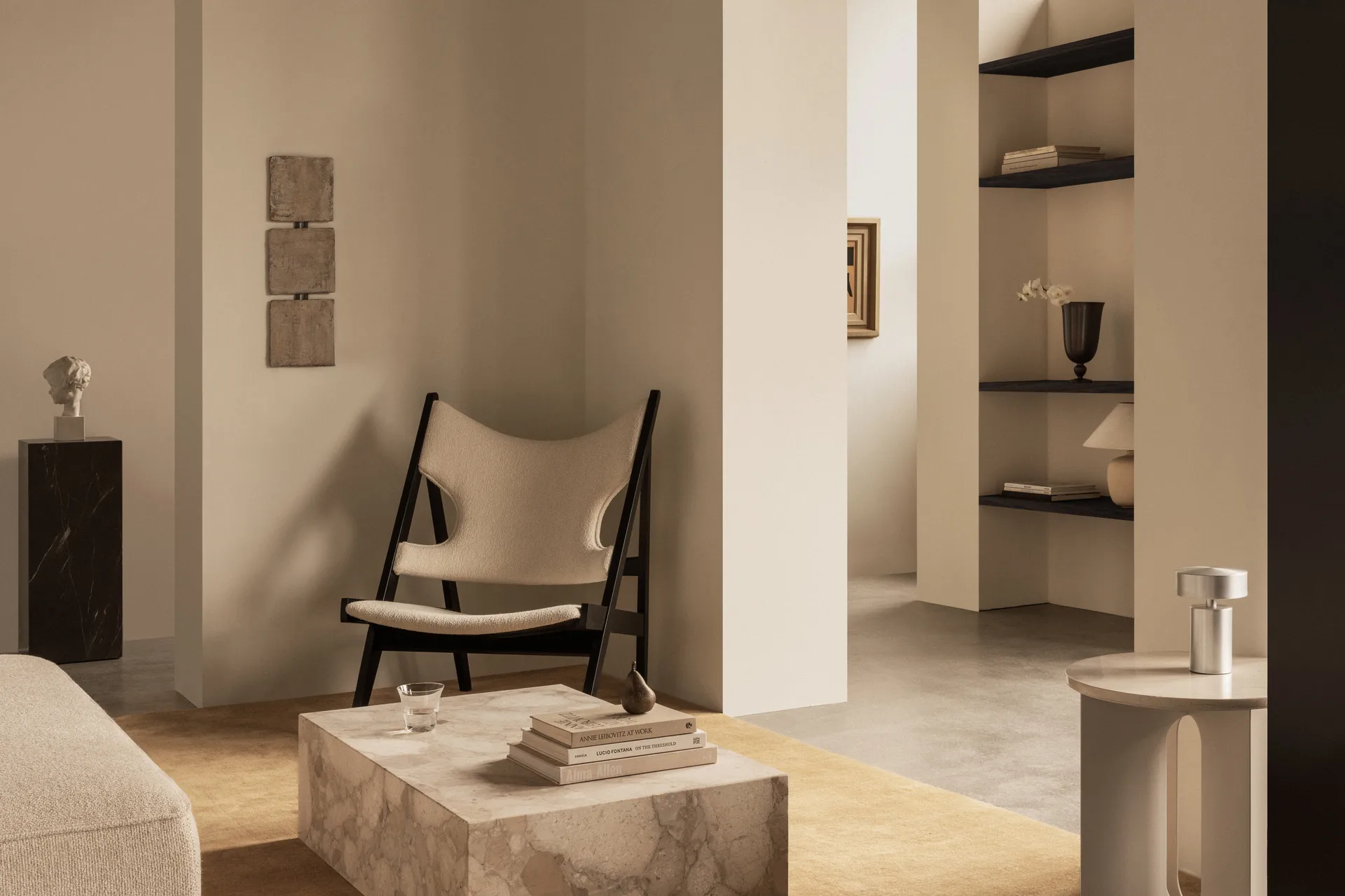 Knitting loungefåtölj, Barnum Bouclé 24-svart ek Audo Copenhagen