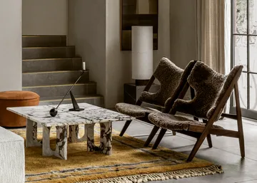 Knitting loungefåtölj - fårskinn sahara, stativ valnöt - Audo Copenhagen