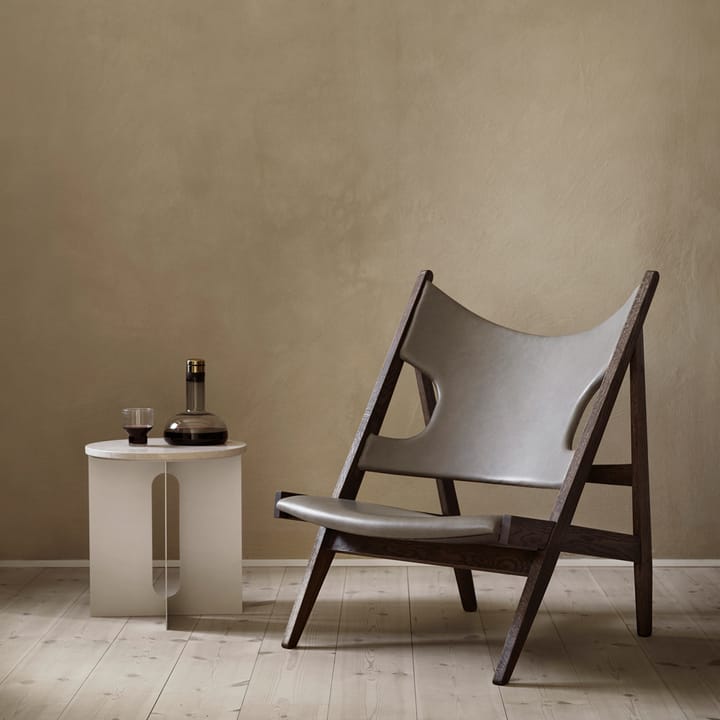 Knitting loungefåtölj, fårskinn sahara, stativ valnöt Audo Copenhagen