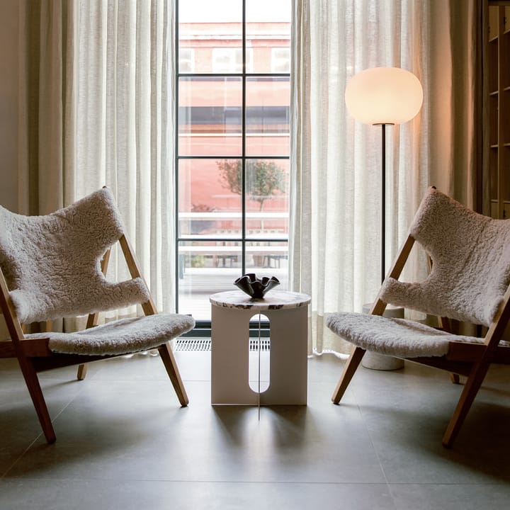 Knitting loungefåtölj, fårskinn sahara, stativ valnöt Audo Copenhagen