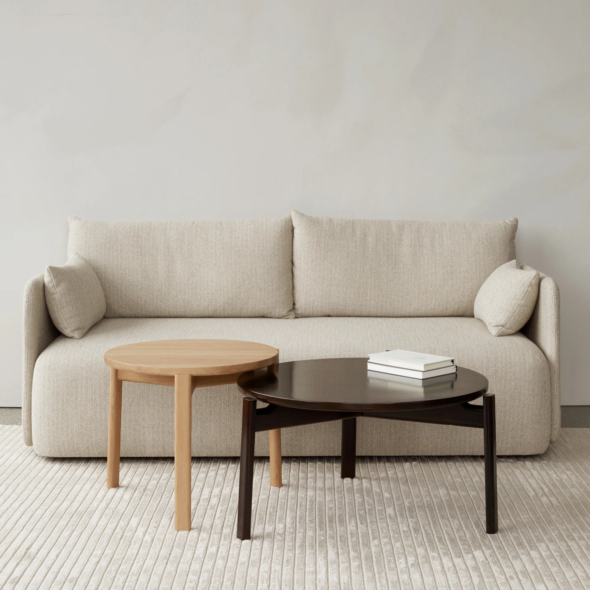 Passage soffbord Ø70 cm, Mörklackerad ek Audo Copenhagen