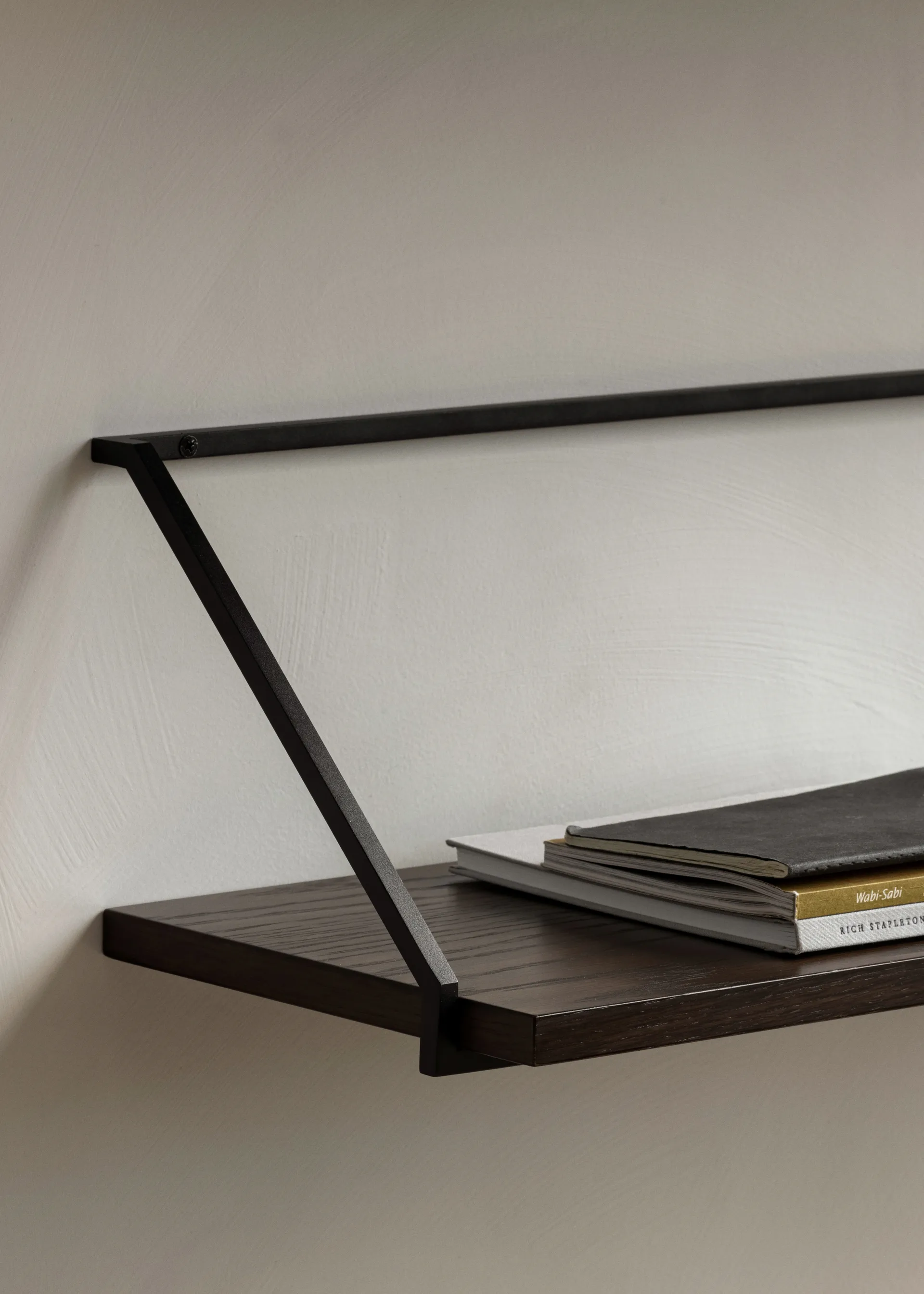 Rail hylla, Mörkbetsad ek Audo Copenhagen